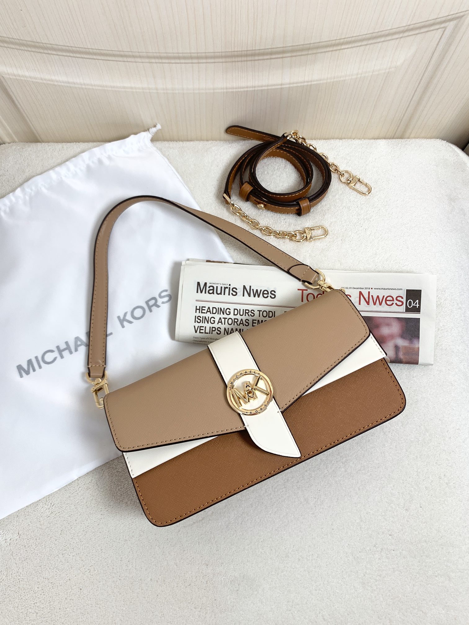 Michael Kors ～Greenwich双盖头酒神棕拼，采用十字纹牛皮三色拼接，大方