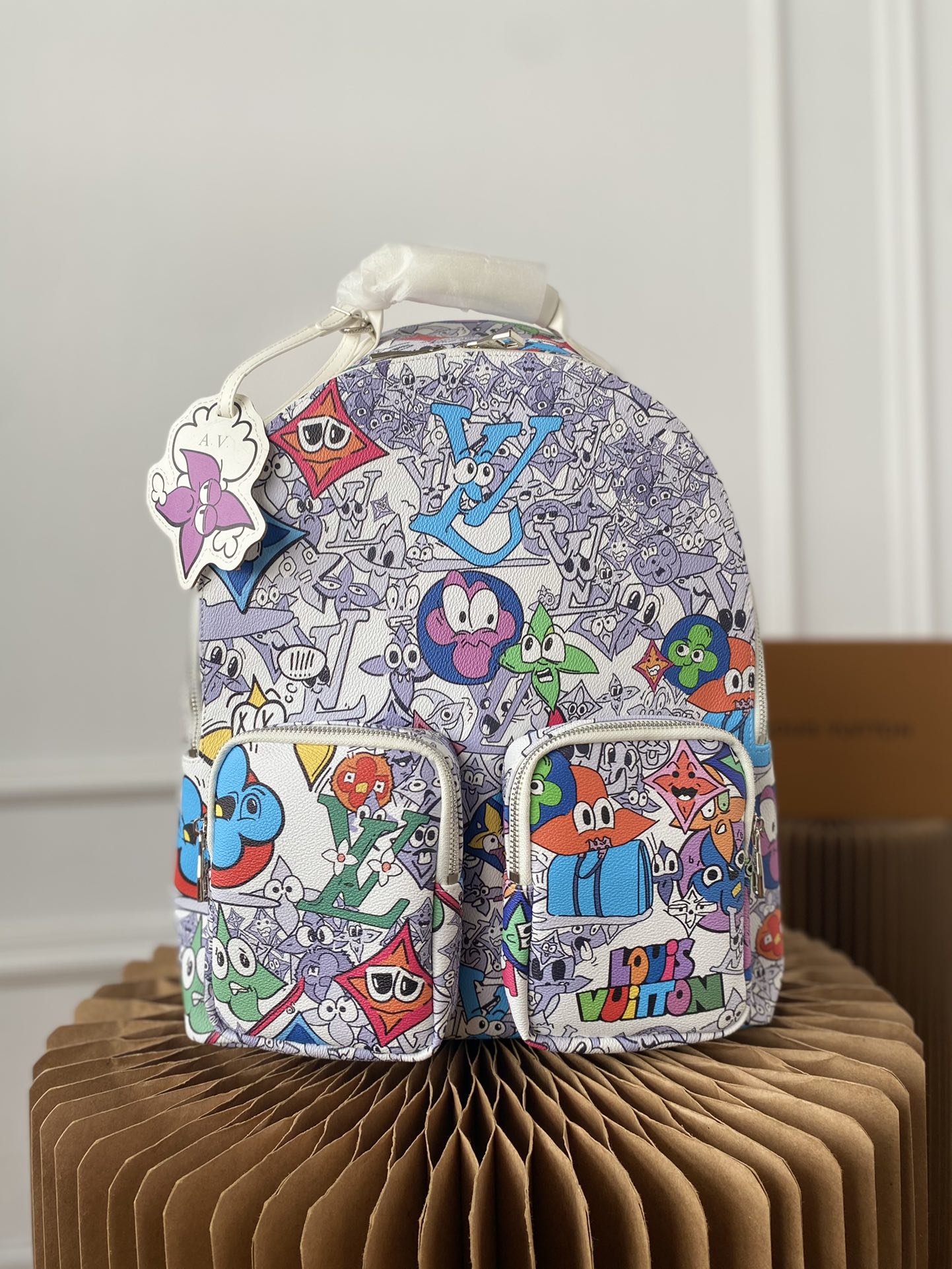 Louisvuitton 路易威登 2023 Louis Vuitton 路易威登 LV 走秀 MULTI涂鸦 双肩包 印花男包背包 采用精湛镶嵌细工，经典百搭 实物拍摄 配送小票防尘袋 33 x 42 cm。