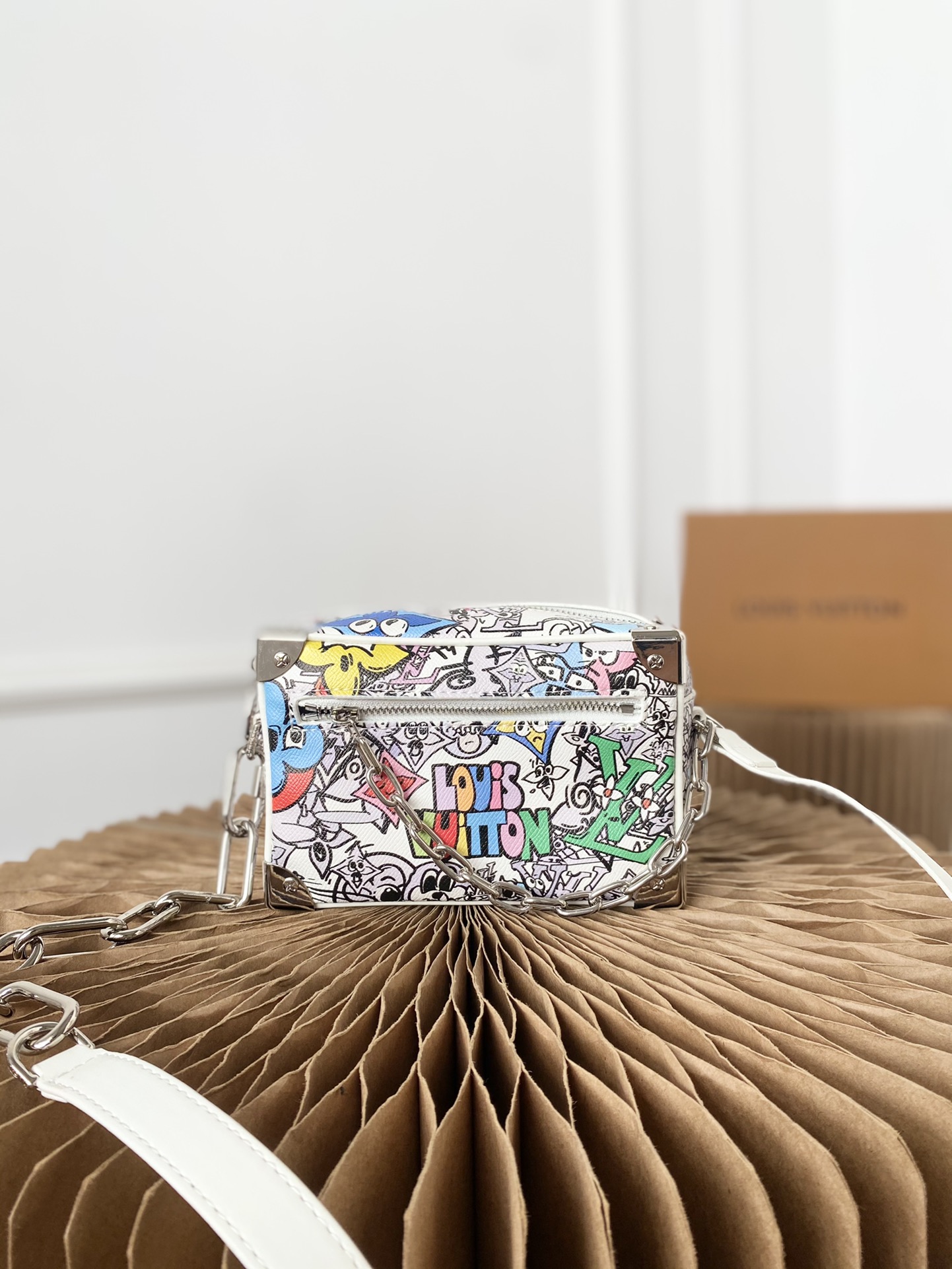 J5 Louisvuitton 路易威登 2023 Louis Vuitton 路易威登 LV 走秀 soft Trunk 小箱子 涂鸦 链条单肩斜挎包 采用精湛镶嵌细工，经典百搭 实物拍摄 配送小票防尘袋 礼盒 12 x 18 cm。