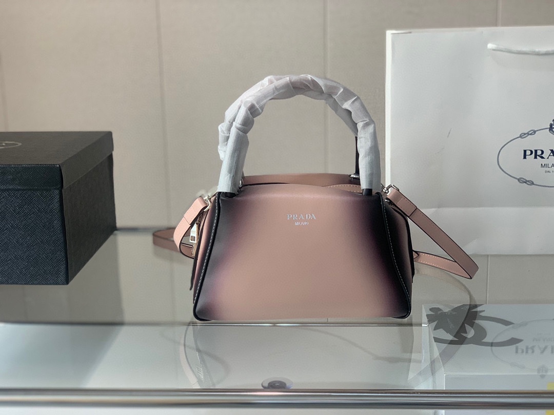 J5 配礼盒  普拉达 Prada 手提包  普拉达 Prada  最近真的好火，脑子里是瞬间相出了N种搭配方式，非常的百搭，上身也非常的好尺寸 25 15cm