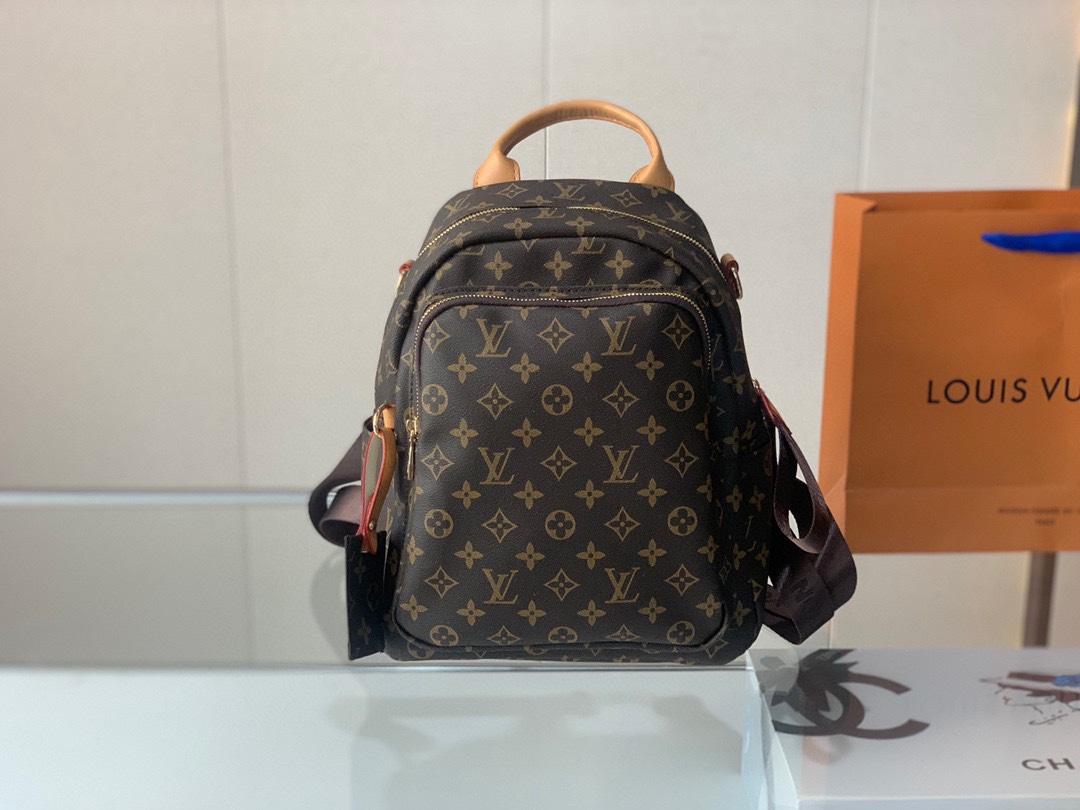 J0  Louis Vuitton 路易威登 LV  双肩包 简约 实用主义设计风格 双肩背包，精选经典老花制成，搭配装饰细节，打造低调奢华的日常通勤包款。背包设计有多个收纳隔层，可以轻松容纳随身物品。尺寸26 32