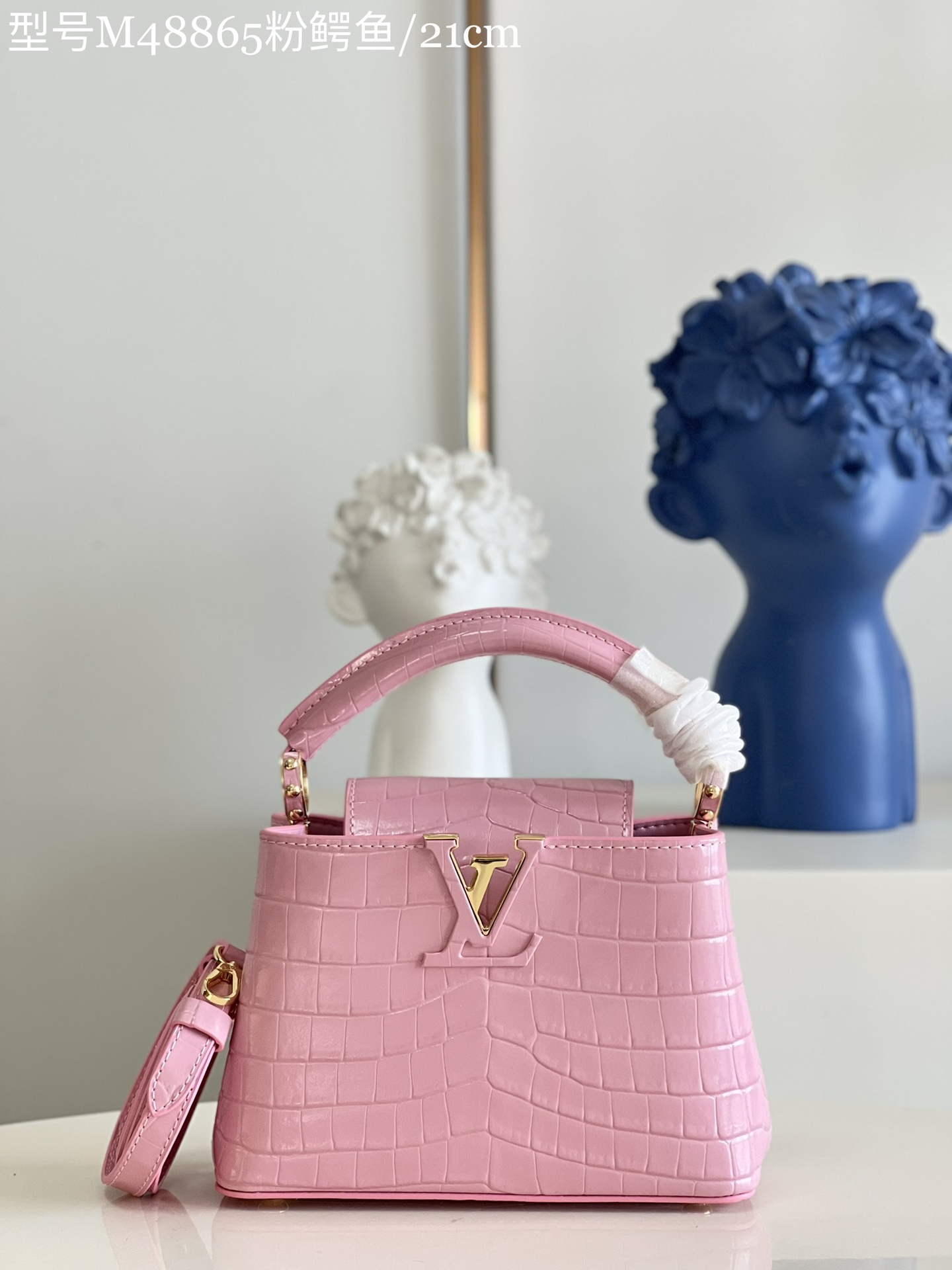 NO:399115,【Exclusive real photo M48865 Pink Crocodile Pattern Mini】Capucines mini handbag is made of crocodile leather, and is polished to shine and charming. Luxurious goatskin lining and shiny metal trim, the unique Capucines cover can be included in the bag, display letter logos, and can be turned outward. Size 21.0 x 14.0 x 8.0 N.,LV【Original leather】,louis vuitton, sheepskin, crocodile skin19860909【独家实拍M48865粉鳄鱼纹 迷你】Capucines迷你手袋由鳄鱼皮制成,经上光处理,闪耀迷人.奢华的山羊皮衬里与闪闪发光的金属饰件,特有的 Capucines搭盖既可收入包内,展示字母标识,又可外翻.尺寸21.0 x 14.0 x 8.0 N.,LV【原厂皮】,louis vuitton,sheepskin,crocodile skin,Bag