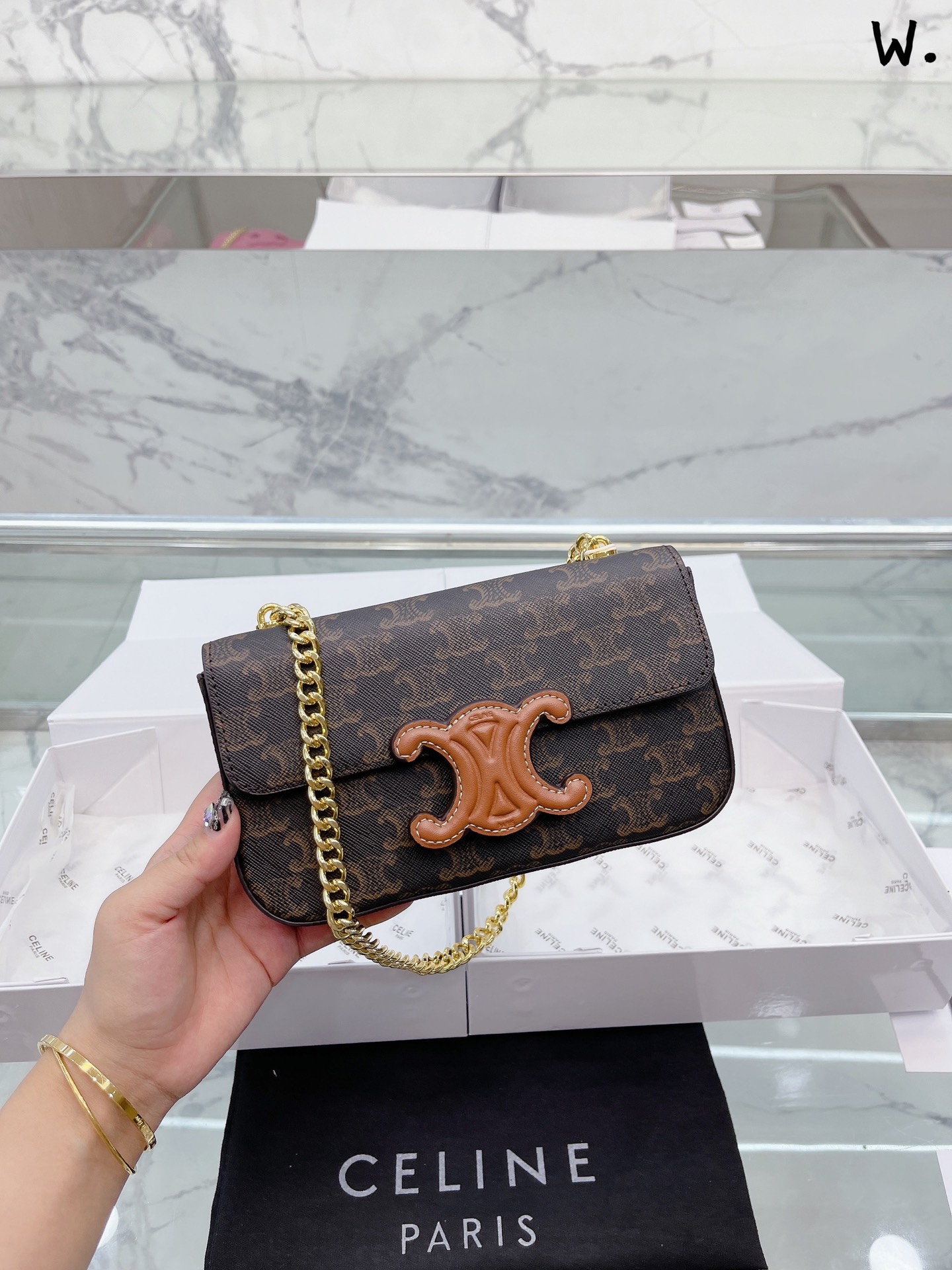 Celine 赛琳 腋下包-小包届的yyds !! 这款凯旋门黑金腋下包 我初次看到的时候就觉得太美了 果然上身别提有大气，复古百搭又轻便 相对于短款腋下包而言，复古做旧金链条 让整只包时髦度又U20cm 配折叠礼盒