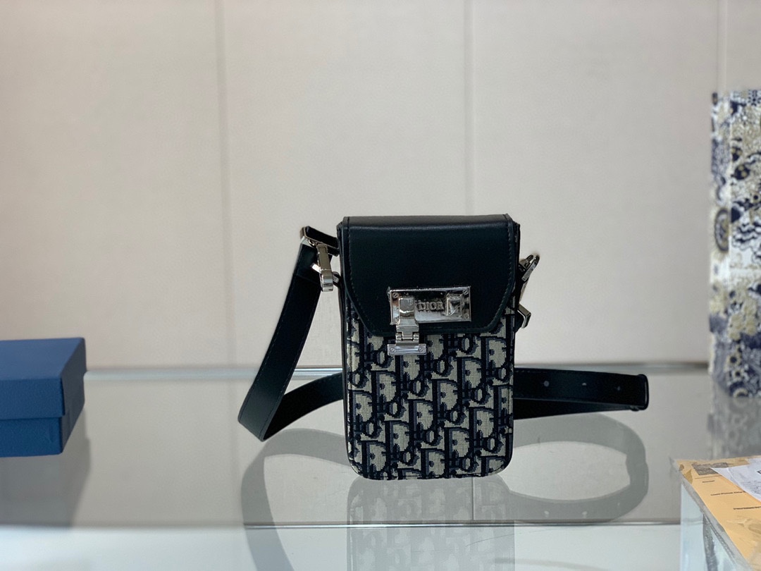 J0 Dior配盒 尺寸11.18  Dior 迪奥 手机包Lock 真的很香 超适合夏天 溢出屏幕的高级感～