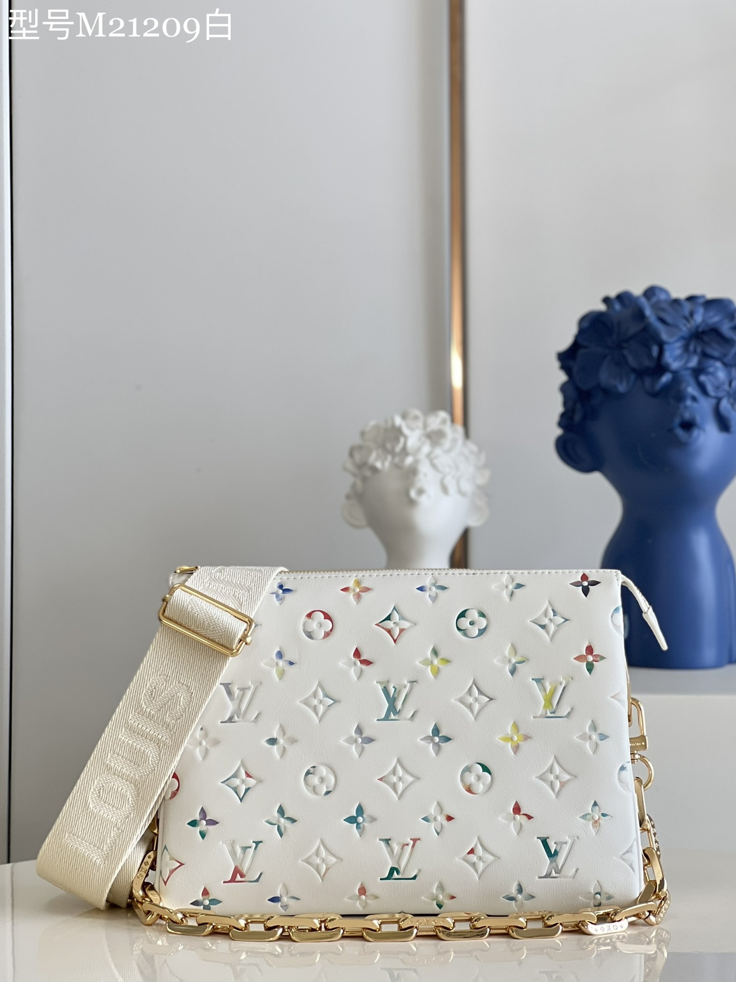 NO:399119,【Exclusive real photo M21209 white】 M57790 This Coussin small handbag comes from the Vuittamins capsule series, embellishing the rough chain of fluffy sheepskin, expressing the Nicolas Ghesquière interpretation of confidence and joy in bright colors. It can be used to use a crossbody on the shoulder strap or as a chain bag, or it can be carried under the armpit. Size 26 x 20 x 12 cm Z.,LV [original leather],louis vuitton,sheepskin19860909【独家实拍M21209白】 M57790 本款 Coussin 小号手袋出自 Vuittamins 胶囊系列,为蓬松绵羊皮点缀粗犷链条,以鲜明色彩道出 Nicolas Ghesquière 对自信欢悦的解读.可利用肩带斜挎或作为链条法棍包,亦可携于腋下.尺寸26 x 20 x 12 厘米 Z.,LV【原厂皮】,louis vuitton,sheepskin,Bag