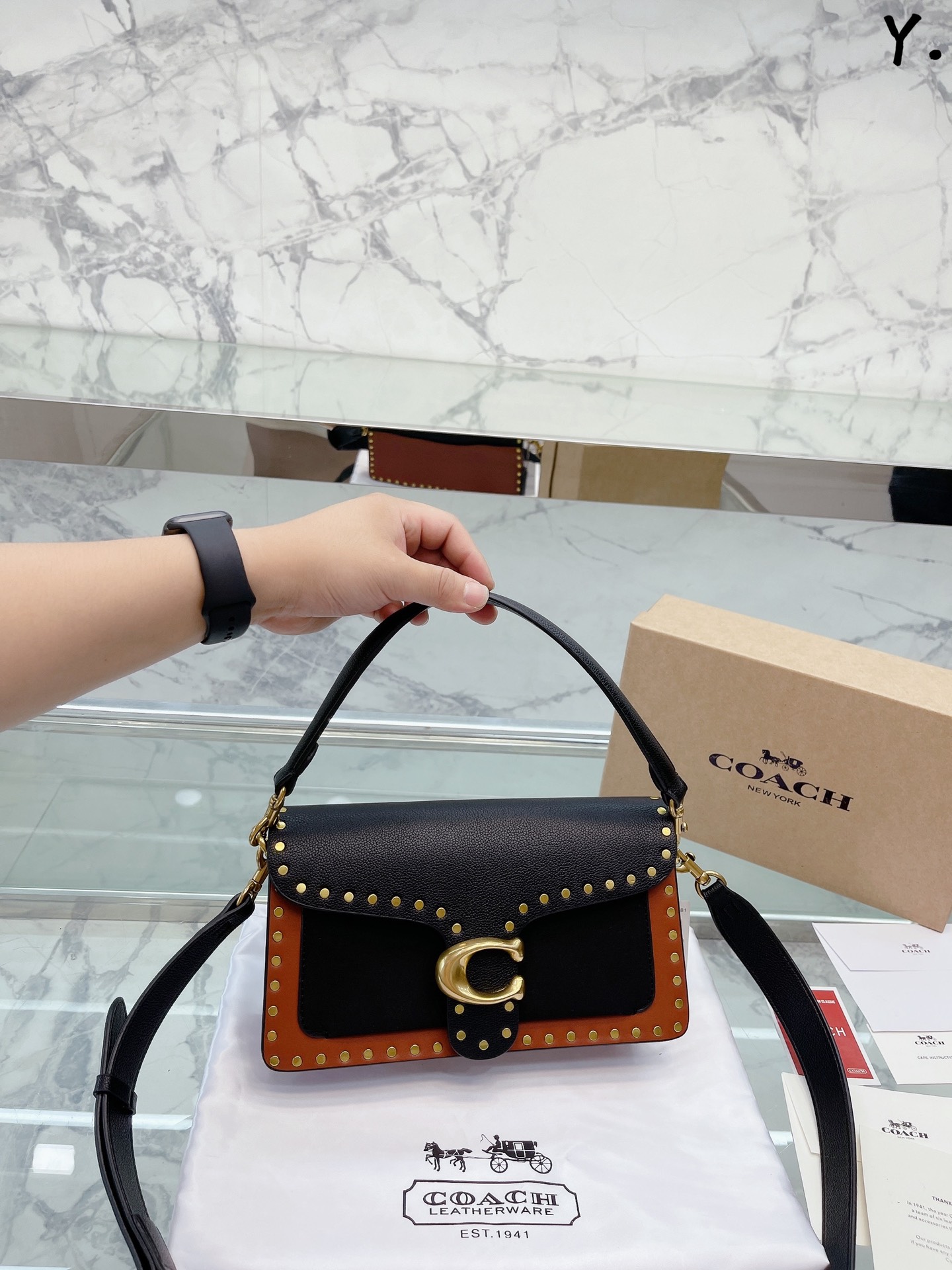 J5 铆钉 Coach 家酒神包Tabby手提包单肩斜挎包。让小姐姐第一眼看到就会爱上它。被誉为平价版小酒神包的 Coach 蔻驰 Tabby，复古又百搭，很受欢迎啊。五金扣厚实，整体精致小巧，还特别能装。每个包配一长一短两天可卸肩带，内部结构分层合理，中间一个带拉链的隔层小袋，把包分成三格，简直完美尺寸：25*15*7.5cm。这个尺寸觉得刚刚好合适，手提单肩斜挎都没有问题的牛皮