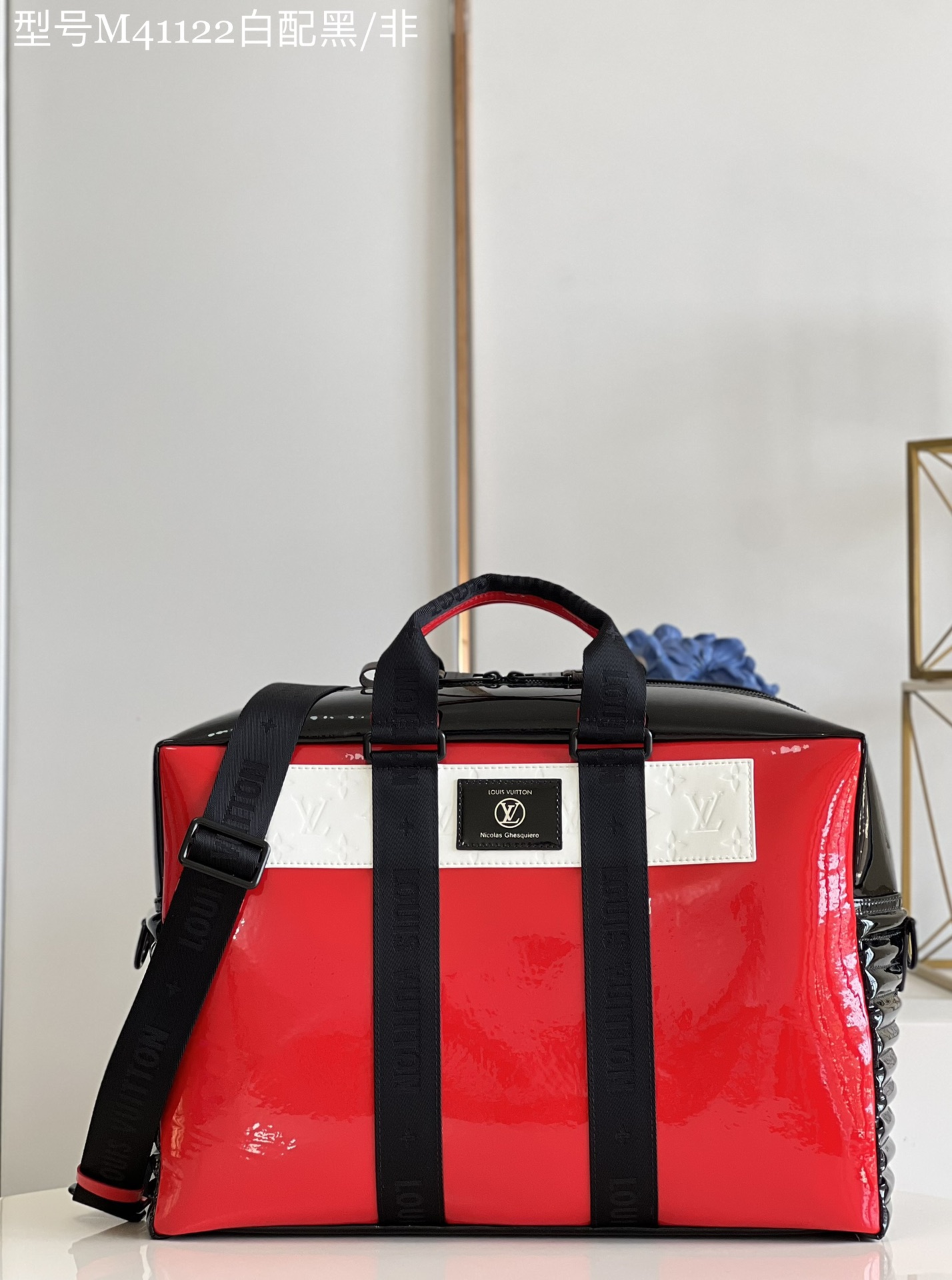 NO:399121,[Exclusive real photo of M42233 black and red] The catwalk Neo Porte Documents Voyage handbag, the Monogram Mirror canvas used to show Virgil Abloh's noble greeting to Louis Vuitton's history of using reflective materials and the Mirror Monogram design written by Marc Jacob in 2006. The edges are outlined, the top handle and removable shoulder straps are used to achieve multiple ways of carrying. Size: 45×High 32×Wide 16cm S.880 [Warm reminder that this model is too big and does not match the packaging!  】,LV【Original Factory】,louis vuitton,louis vuitton,cowhide19860909【独家实拍M42233黑配红】走秀款 Neo Porte Documents Voyage 手袋,所用 Monogram Mirror 帆布展现 Virgil Abloh 向路易威登运用反光材质的历史和 2006 年 Marc Jacob 笔下的 Mirror Monogram 设计的崇高致意.牛皮革勾勒边缘,顶部手柄和可拆卸肩带实现多种背携方式.尺寸:长45×高32×宽16cm S.880【温馨提示此款太大,不配包装！】,LV【原厂皮】,louis vuitton,louis vuitton,cowhide,Bag