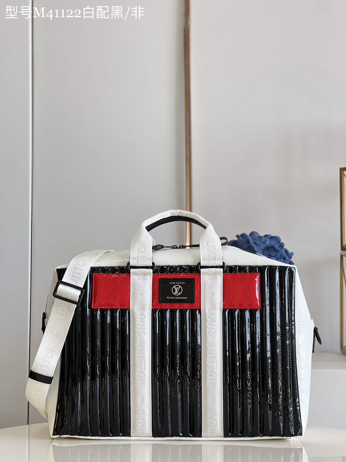 NO:399104,[Exclusive real shot of M41122 white and black] The catwalk Neo Porte Documents Voyage handbag, the Monogram Mirror canvas used to show Virgil Abloh's noble greeting to Louis Vuitton's history of using reflective materials and the Mirror Monogram design written by Marc Jacob in 2006. Cowhide leather outlines the edges, the top handle and removable shoulder straps achieve multiple carrying methods. Size: 45×High 32×Wide 16cm S.880 [Warm reminder that this model is too big and does not match the packaging!  】,LV【Original Factory】,louis vuitton,louis vuitton,cowhide19860909【独家实拍M41122白配黑】走秀款 Neo Porte Documents Voyage 手袋,所用 Monogram Mirror 帆布展现 Virgil Abloh 向路易威登运用反光材质的历史和 2006 年 Marc Jacob 笔下的 Mirror Monogram 设计的崇高致意.牛皮革勾勒边缘,顶部手柄和可拆卸肩带实现多种背携方式.尺寸:长45×高32×宽16cm S.880【温馨提示此款太大,不配包装！】,LV【原厂皮】,louis vuitton,louis vuitton,cowhide,Bag