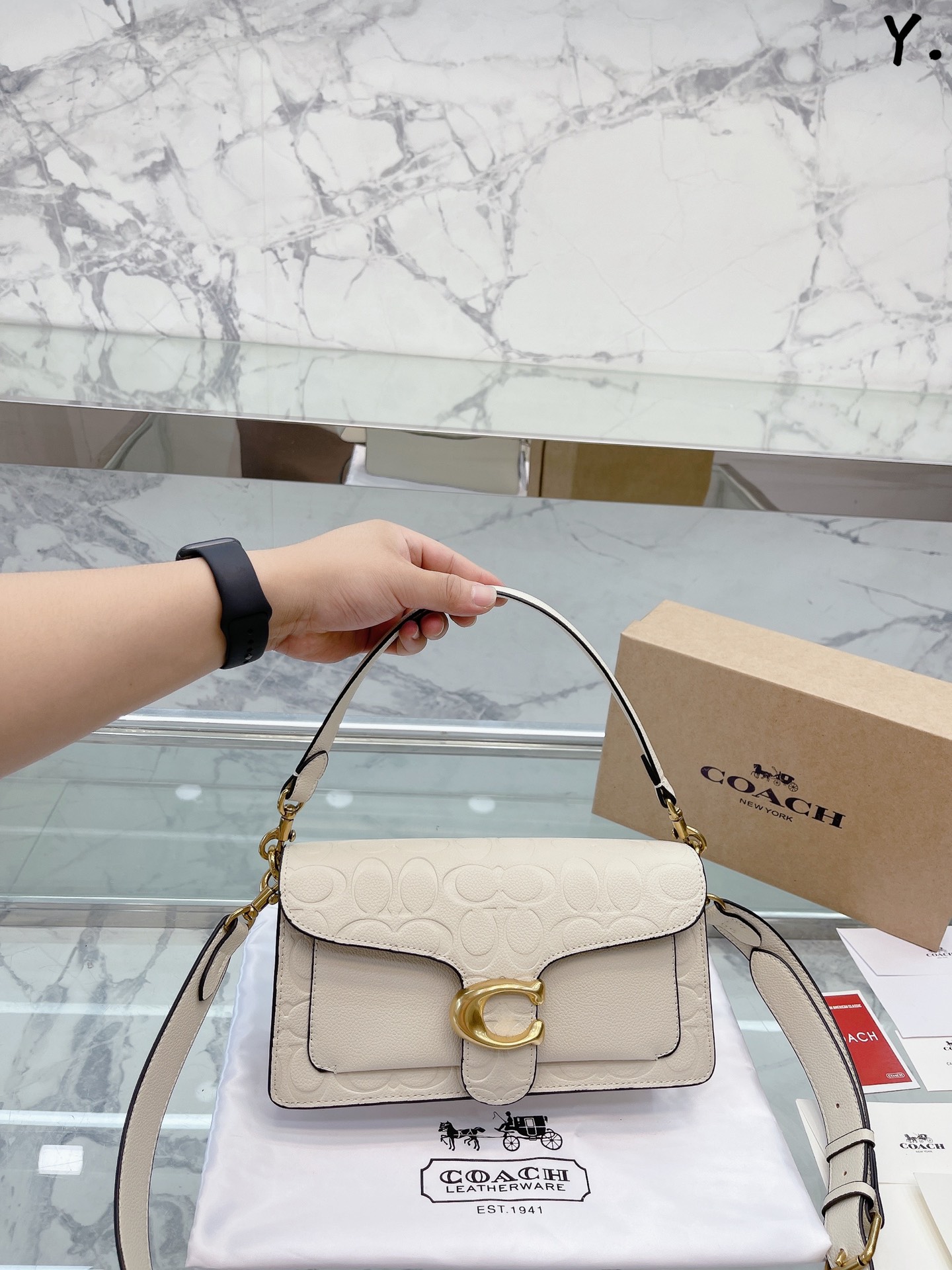 J5 Coach 家酒神包Tabby手提包单肩斜挎包。让小姐姐第一眼看到就会爱上它。被誉为平价版小酒神包的 Coach 蔻驰 Tabby，复古又百搭，很受欢迎啊。五金扣厚实，整体精致小巧，还特别能装。每个包配一长一短两天可卸肩带，内部结构分层合理，中间一个带拉链的隔层小袋，把包分成三格，简直完美尺寸：25*15*7.5cm。这个尺寸觉得刚刚好合适，手提单肩斜挎都没有问题的牛皮