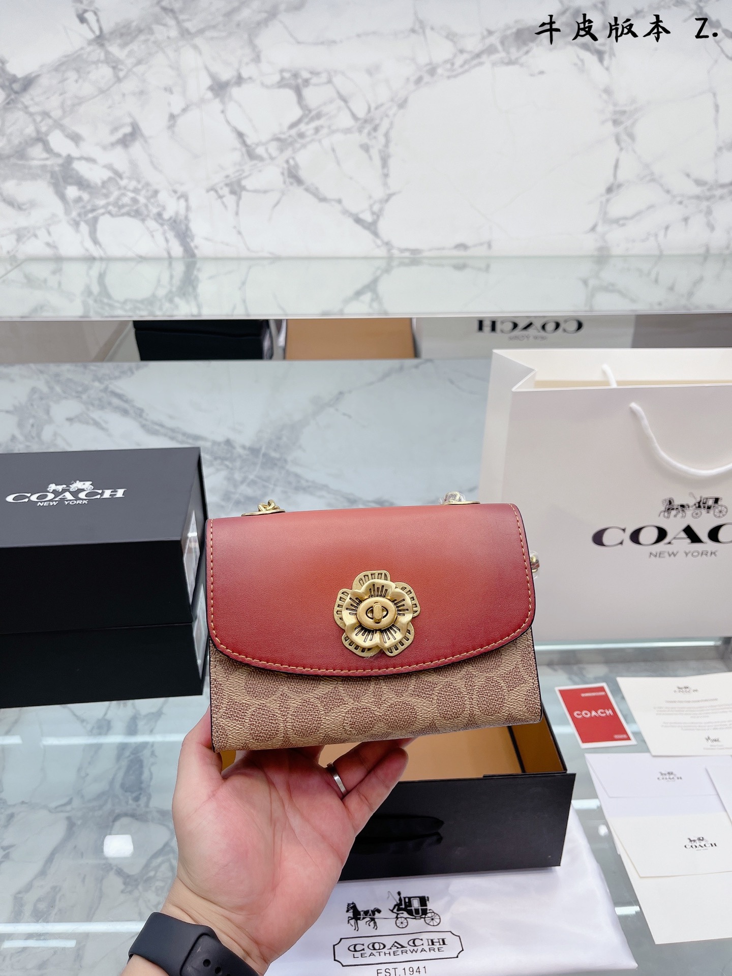 J0 牛皮版本 Coach 蔻驰  * 18 山茶花 -百搭神器 原单面料 皮质超级柔软 手感超好 小包包大容量 颜色刚刚好 精致的感觉 专柜尺寸 20 14cm