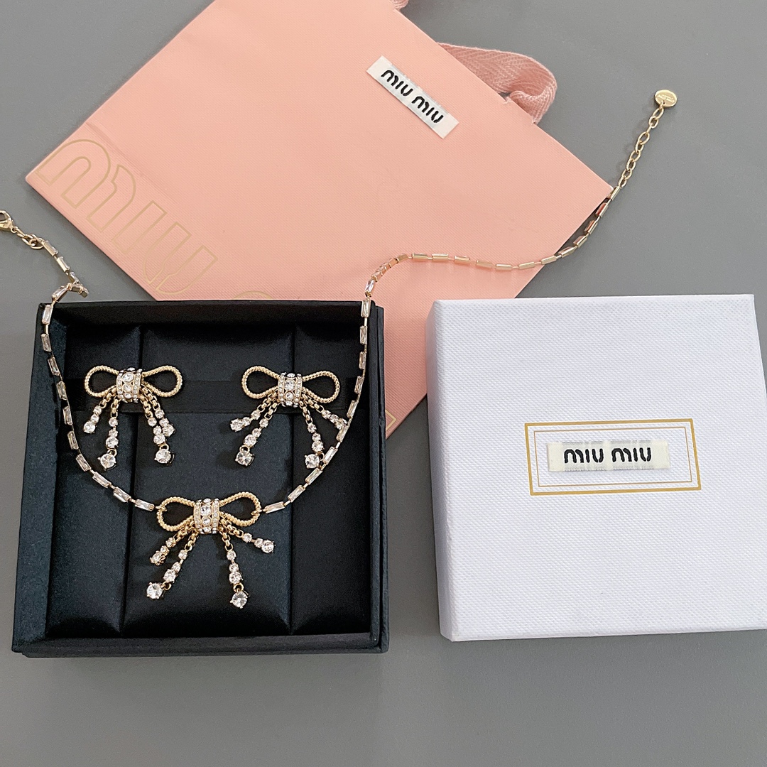 NO:631741,[m!u Gold Bow Bracelet/Necklace] Z, I can’t resist BlingBling’s things. I love the beautiful bow bracelet/necklace so much!  Bracelet 88180, necklace 88220, unique bow tassel design, extremely refined, showing nobility, gentle and just the right little cuteness, the movable diamond tassels move with the movement, all kinds of bling bling shine, comes with fairy bow series, too cute and beautiful, pure lust style ceiling, necklace, bracelet, Cartier high-end jewelry19860909【m!u金蝴蝶结手链/项链】Z ,对于BlingBling得东西无法抗拒呀太爱了绝美蝴蝶结手链/项链！手链88180,项链88220,造型别致的蝴蝶结流苏设计,极致精致,尽显高贵,温柔又恰到好处的小可爱,活动的钻条流苏随着走动,各种 bling bling 的闪亮,自带仙气蝴蝶结系列太爱太美啦纯欲风天花板,,necklace,bracelet,卡迪亚高端饰品,Jewelry