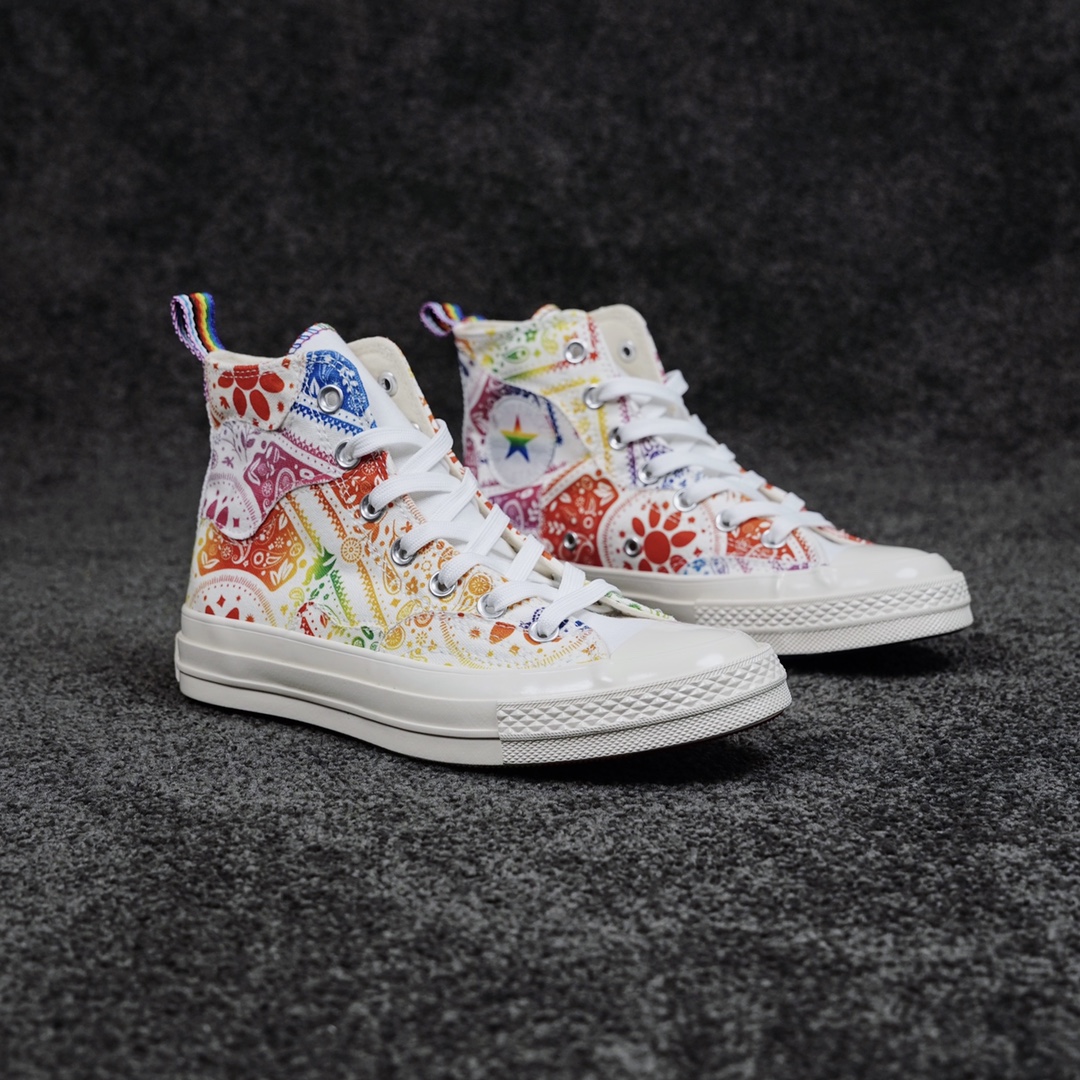 G0 匡威CHUCK 70 彩虹系列 夏天的风吹正暖暖地吹过匡威用这道”彩虹“唤醒你和居家生活说拜拜，点亮出行心情此次设计以充满色彩与活力的图案拼接，彩虹渐变色彩照亮了那些充满活力与快乐的人们，以图案拼接与色彩渐变尾设计，全鞋都是彩虹元素每双表面彩色拼接都是不同颜色，造就每双都是独一无二的，连鞋盒也都是的彩虹色彩，解锁超有爱夏日彩虹造型，穿上它去拥抱夏日彩虹。官方
