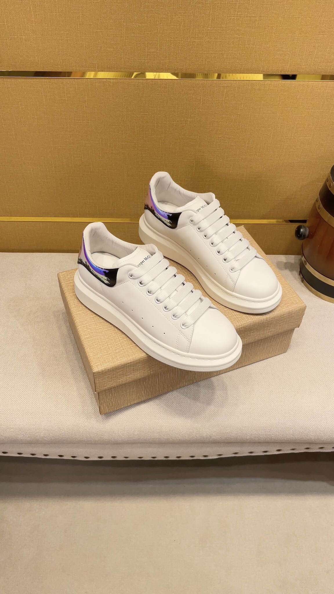 I0 AlexanderMcQUEENAlexander Mcqueen 麦昆  2022运动休闲男鞋，全新四季款设计香港原单顶级1：1 精湛工艺 顶级质量高端精品男士板鞋 跑步鞋 运动板鞋 英伦时尚风 原版牛皮 真皮内里 此款面料采用进口顶级柔软牛皮适合司机驾车出行 原版防滑耐磨橡胶大底