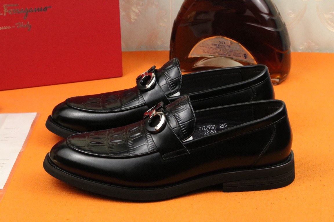 J0 高品质菲拉格慕官网最新时尚正装皮鞋，顶级原单货，独家首发，精心打造，潮流时尚，绅士格调，鞋面采用进口头层牛皮，透气猪皮里，橡胶防滑大底， 时尚舒适。