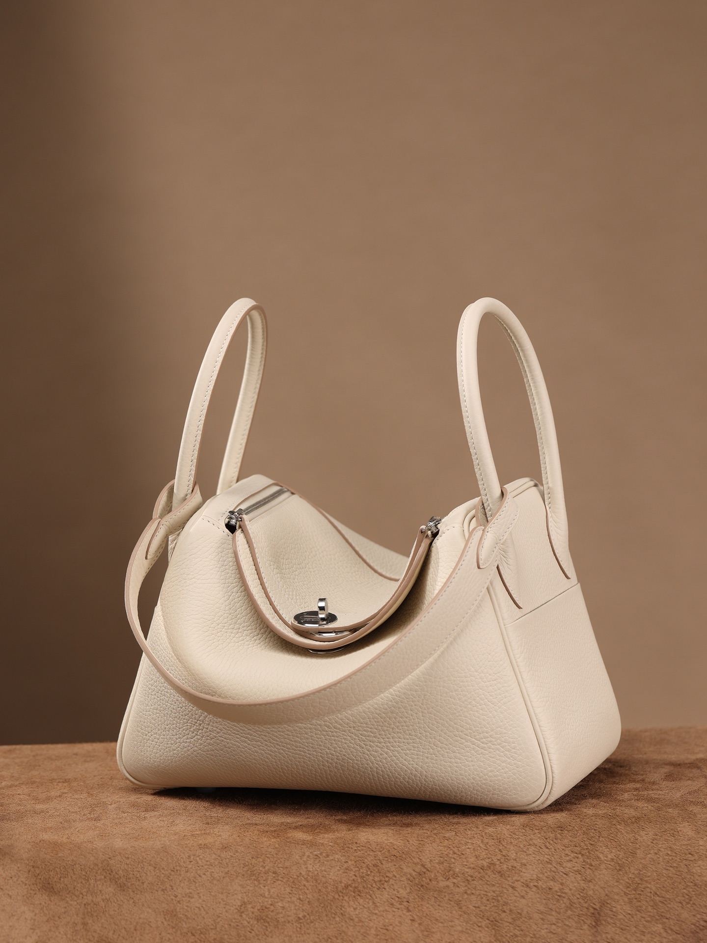 Hermes Lindy 26cm in Milky White with Silver Hardware. Exclusive channel item made with original European factory leather and hardware, assembled as ZP factory surplus. Size: 26*18*14 cm. 

The key selling points are shown in these photos, representing our exclusive advantage unmatched by market or top-tier products. The engraving in photo five matches the boutique’s—irregular like handwritten but very clear. 

This engraving is the most important feature, identical to the authentic one, and only we offer it. No matter the hype, a direct comparison proves our product stands unrivaled. image 1