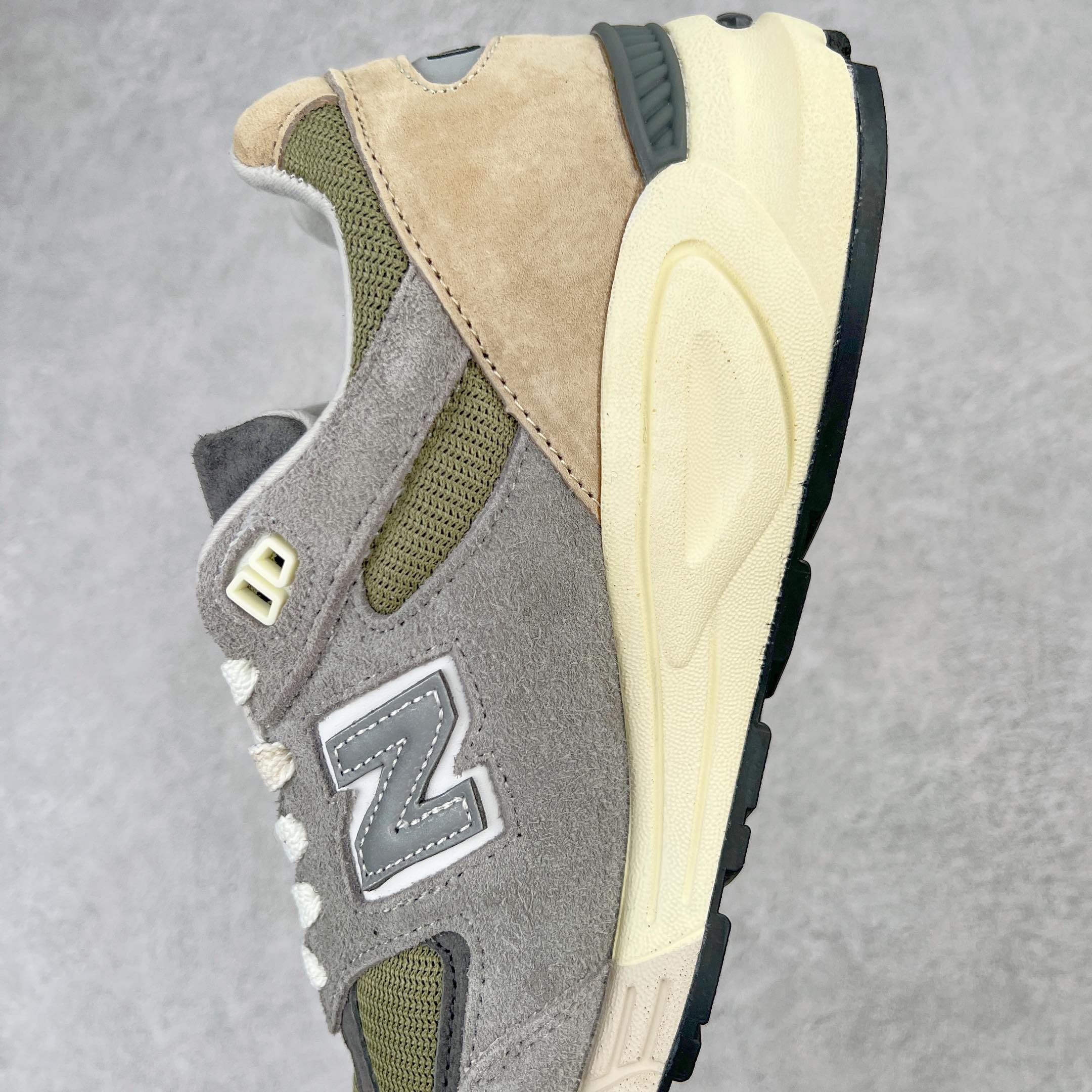 图片[7]-＃K版纯原福利 New Balance M990GB2 新百伦NB990V2 灰棕 第三代总统复古慢跑鞋 正确3M反光细节 原楦原纸版开发 正确6层组合底模精密开发 搭载全新碳素中底 后跟透明TPU水晶装饰条稳固 沿用了引以为傲的跑鞋手工技艺 采用猪皮绒面并包裹局部透气网面的鞋身设计 菱网鞋舌上刻有New Balance USA 鞋面依旧身着经典的大热之灰 彰显了其高端的品质身份 尺码：36 37 37.5 38 38.5 39 40 40.5 41.5 42 42.5 43 44 45-选品中心