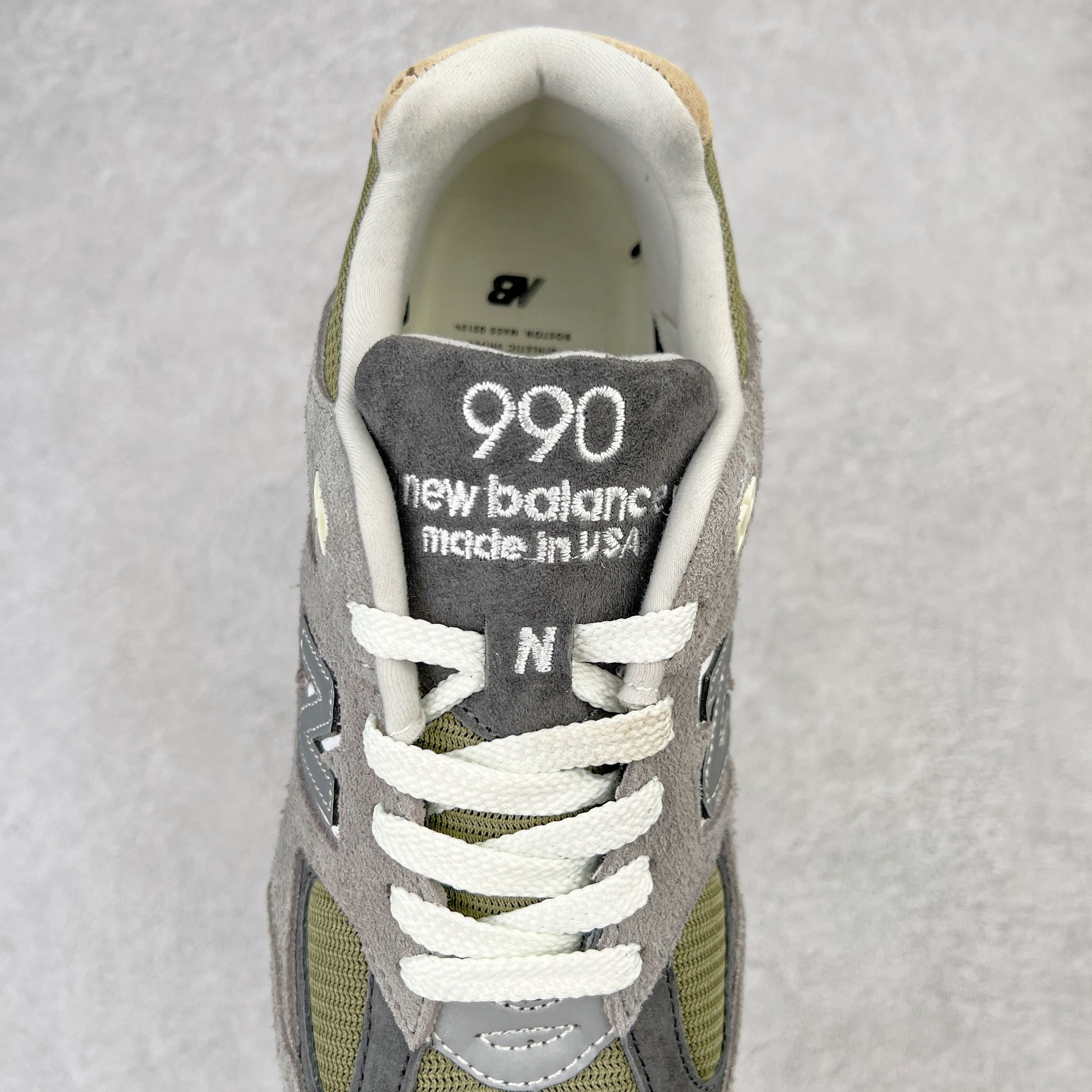 图片[5]-＃K版纯原福利 New Balance M990GB2 新百伦NB990V2 灰棕 第三代总统复古慢跑鞋 正确3M反光细节 原楦原纸版开发 正确6层组合底模精密开发 搭载全新碳素中底 后跟透明TPU水晶装饰条稳固 沿用了引以为傲的跑鞋手工技艺 采用猪皮绒面并包裹局部透气网面的鞋身设计 菱网鞋舌上刻有New Balance USA 鞋面依旧身着经典的大热之灰 彰显了其高端的品质身份 尺码：36 37 37.5 38 38.5 39 40 40.5 41.5 42 42.5 43 44 45-选品中心
