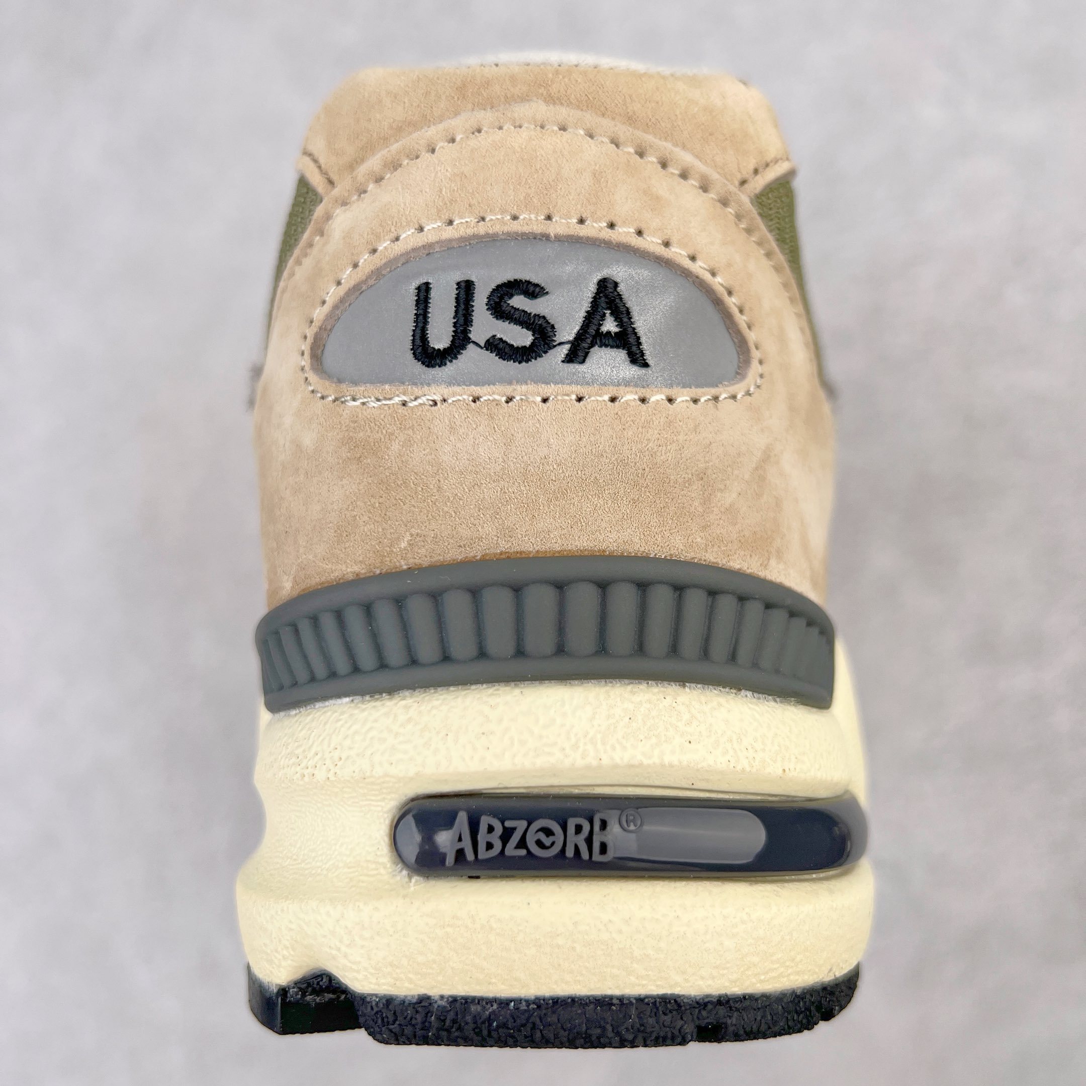 图片[8]-＃K版纯原福利 New Balance M990GB2 新百伦NB990V2 灰棕 第三代总统复古慢跑鞋 正确3M反光细节 原楦原纸版开发 正确6层组合底模精密开发 搭载全新碳素中底 后跟透明TPU水晶装饰条稳固 沿用了引以为傲的跑鞋手工技艺 采用猪皮绒面并包裹局部透气网面的鞋身设计 菱网鞋舌上刻有New Balance USA 鞋面依旧身着经典的大热之灰 彰显了其高端的品质身份 尺码：36 37 37.5 38 38.5 39 40 40.5 41.5 42 42.5 43 44 45-选品中心