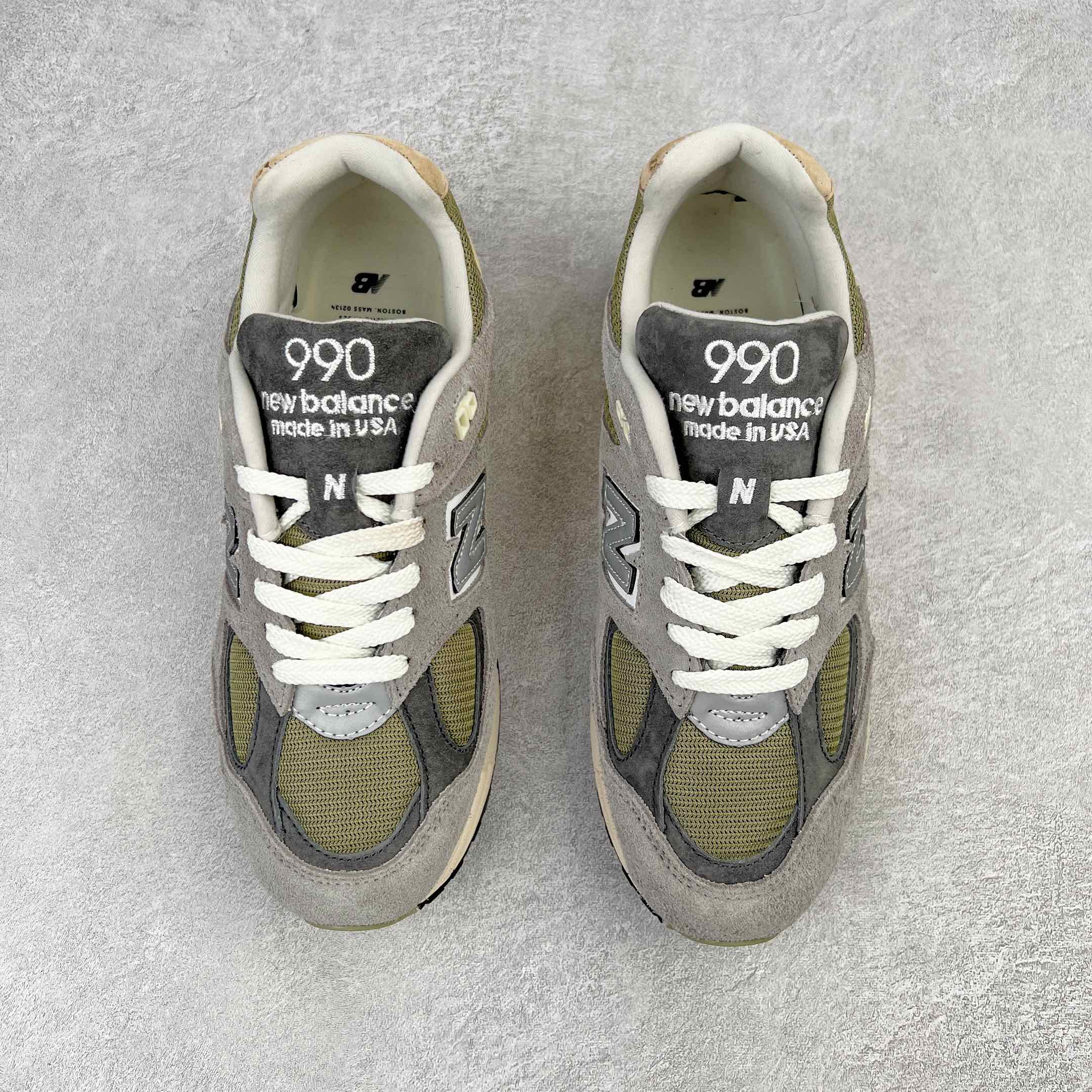 图片[2]-＃K版纯原福利 New Balance M990GB2 新百伦NB990V2 灰棕 第三代总统复古慢跑鞋 正确3M反光细节 原楦原纸版开发 正确6层组合底模精密开发 搭载全新碳素中底 后跟透明TPU水晶装饰条稳固 沿用了引以为傲的跑鞋手工技艺 采用猪皮绒面并包裹局部透气网面的鞋身设计 菱网鞋舌上刻有New Balance USA 鞋面依旧身着经典的大热之灰 彰显了其高端的品质身份 尺码：36 37 37.5 38 38.5 39 40 40.5 41.5 42 42.5 43 44 45-选品中心