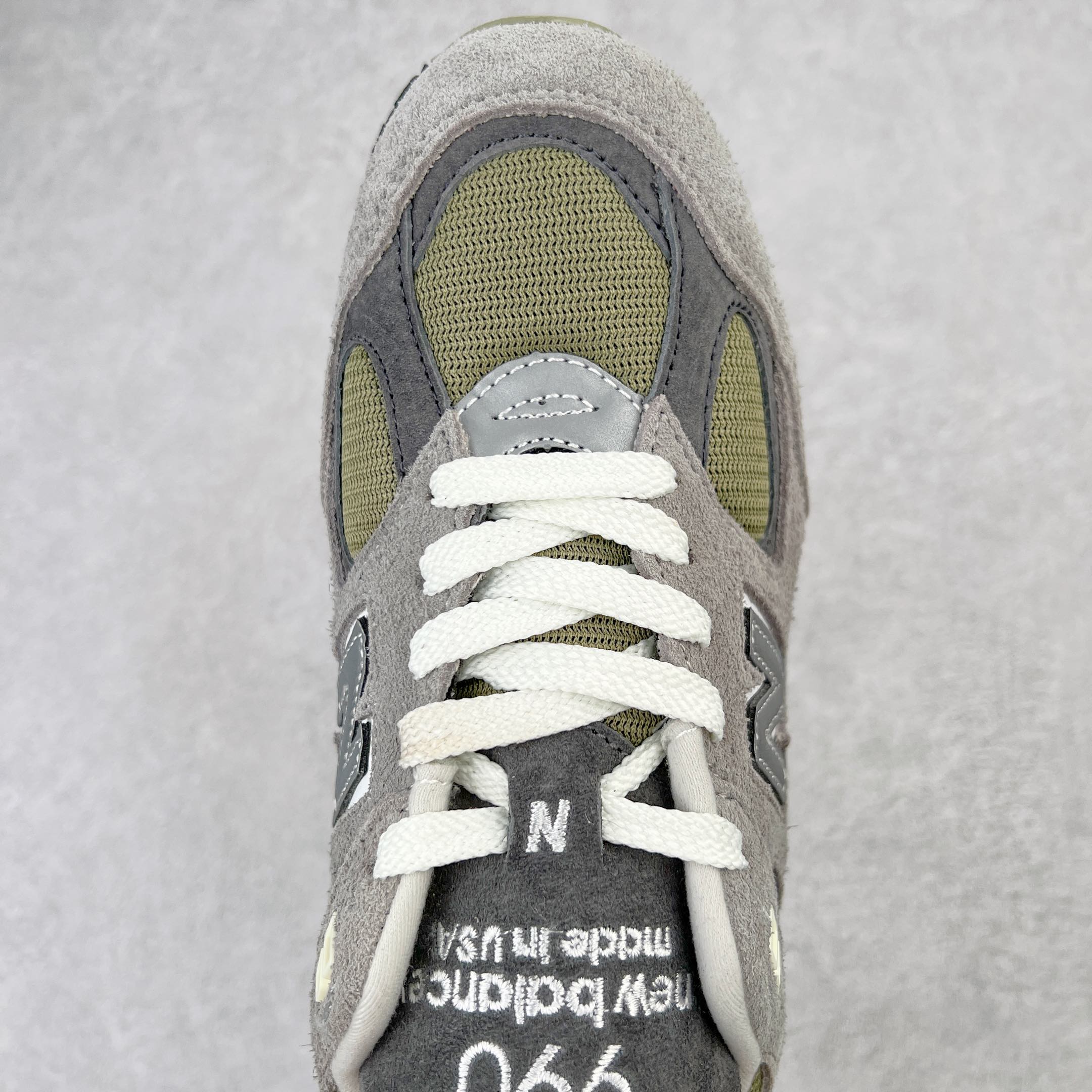 图片[4]-＃K版纯原福利 New Balance M990GB2 新百伦NB990V2 灰棕 第三代总统复古慢跑鞋 正确3M反光细节 原楦原纸版开发 正确6层组合底模精密开发 搭载全新碳素中底 后跟透明TPU水晶装饰条稳固 沿用了引以为傲的跑鞋手工技艺 采用猪皮绒面并包裹局部透气网面的鞋身设计 菱网鞋舌上刻有New Balance USA 鞋面依旧身着经典的大热之灰 彰显了其高端的品质身份 尺码：36 37 37.5 38 38.5 39 40 40.5 41.5 42 42.5 43 44 45-选品中心