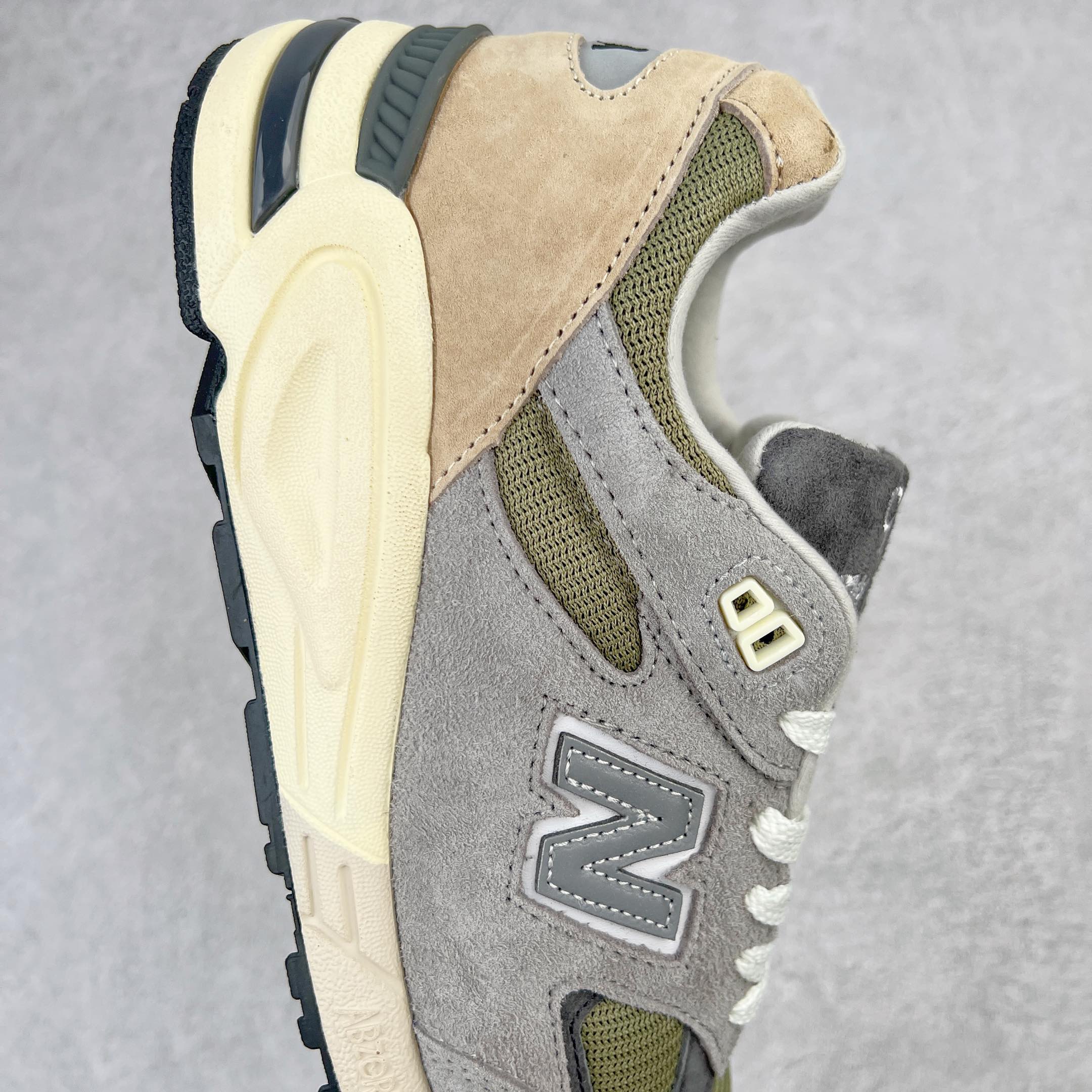 图片[6]-＃K版纯原福利 New Balance M990GB2 新百伦NB990V2 灰棕 第三代总统复古慢跑鞋 正确3M反光细节 原楦原纸版开发 正确6层组合底模精密开发 搭载全新碳素中底 后跟透明TPU水晶装饰条稳固 沿用了引以为傲的跑鞋手工技艺 采用猪皮绒面并包裹局部透气网面的鞋身设计 菱网鞋舌上刻有New Balance USA 鞋面依旧身着经典的大热之灰 彰显了其高端的品质身份 尺码：36 37 37.5 38 38.5 39 40 40.5 41.5 42 42.5 43 44 45-选品中心