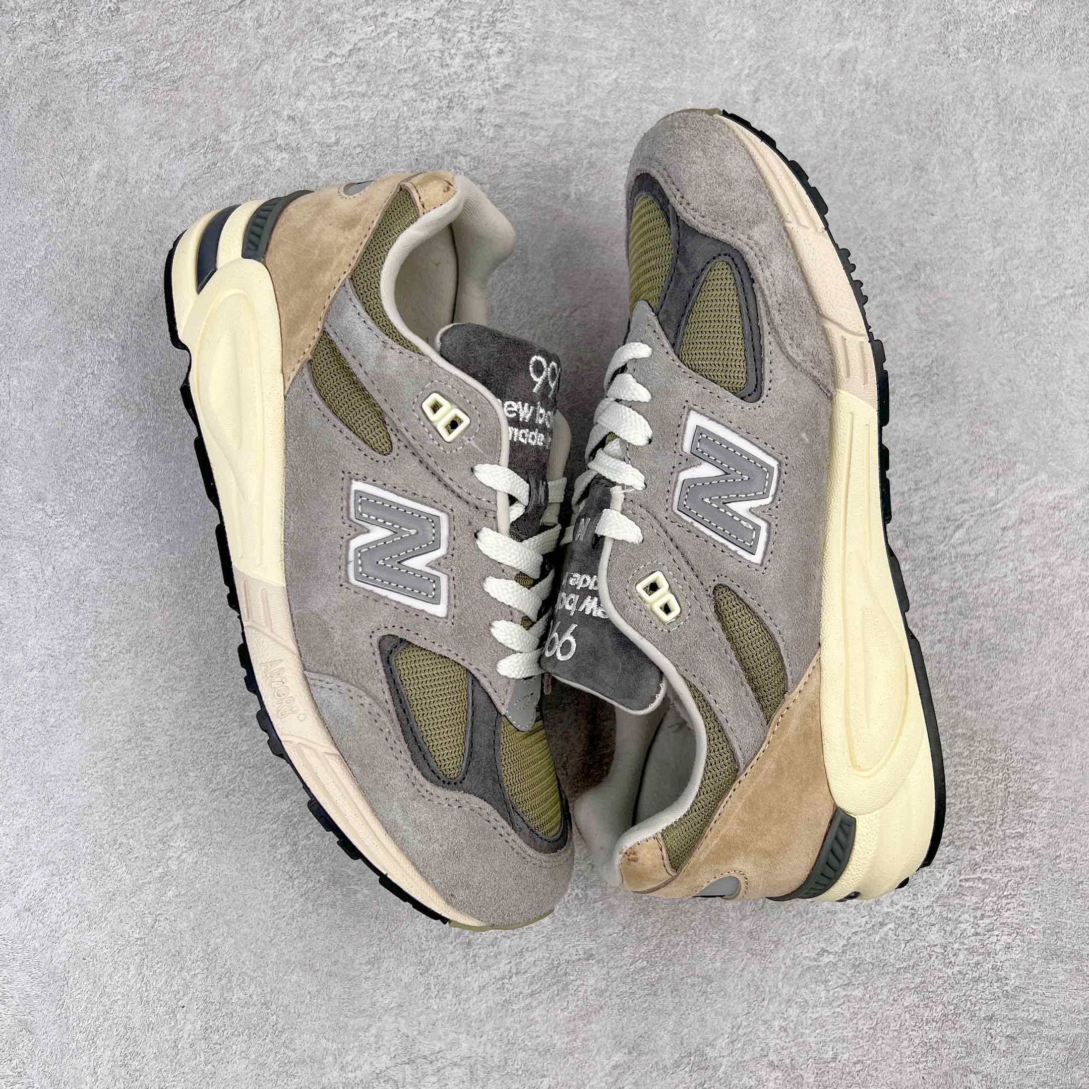 图片[3]-＃K版纯原福利 New Balance M990GB2 新百伦NB990V2 灰棕 第三代总统复古慢跑鞋 正确3M反光细节 原楦原纸版开发 正确6层组合底模精密开发 搭载全新碳素中底 后跟透明TPU水晶装饰条稳固 沿用了引以为傲的跑鞋手工技艺 采用猪皮绒面并包裹局部透气网面的鞋身设计 菱网鞋舌上刻有New Balance USA 鞋面依旧身着经典的大热之灰 彰显了其高端的品质身份 尺码：36 37 37.5 38 38.5 39 40 40.5 41.5 42 42.5 43 44 45-选品中心