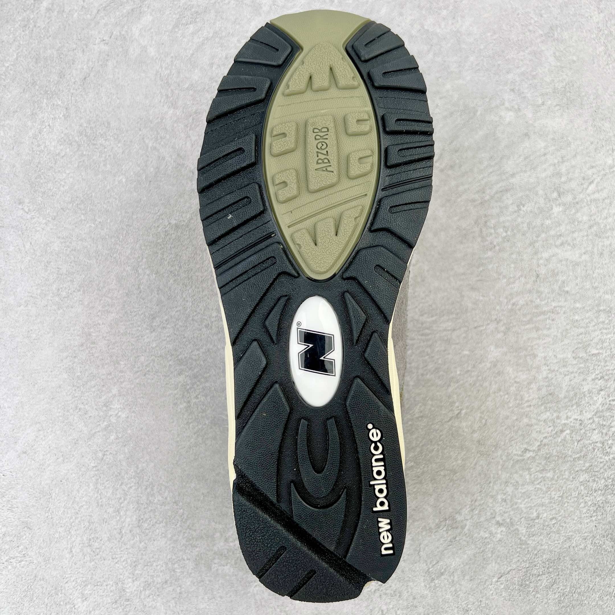 图片[9]-＃K版纯原福利 New Balance M990GB2 新百伦NB990V2 灰棕 第三代总统复古慢跑鞋 正确3M反光细节 原楦原纸版开发 正确6层组合底模精密开发 搭载全新碳素中底 后跟透明TPU水晶装饰条稳固 沿用了引以为傲的跑鞋手工技艺 采用猪皮绒面并包裹局部透气网面的鞋身设计 菱网鞋舌上刻有New Balance USA 鞋面依旧身着经典的大热之灰 彰显了其高端的品质身份 尺码：36 37 37.5 38 38.5 39 40 40.5 41.5 42 42.5 43 44 45-选品中心