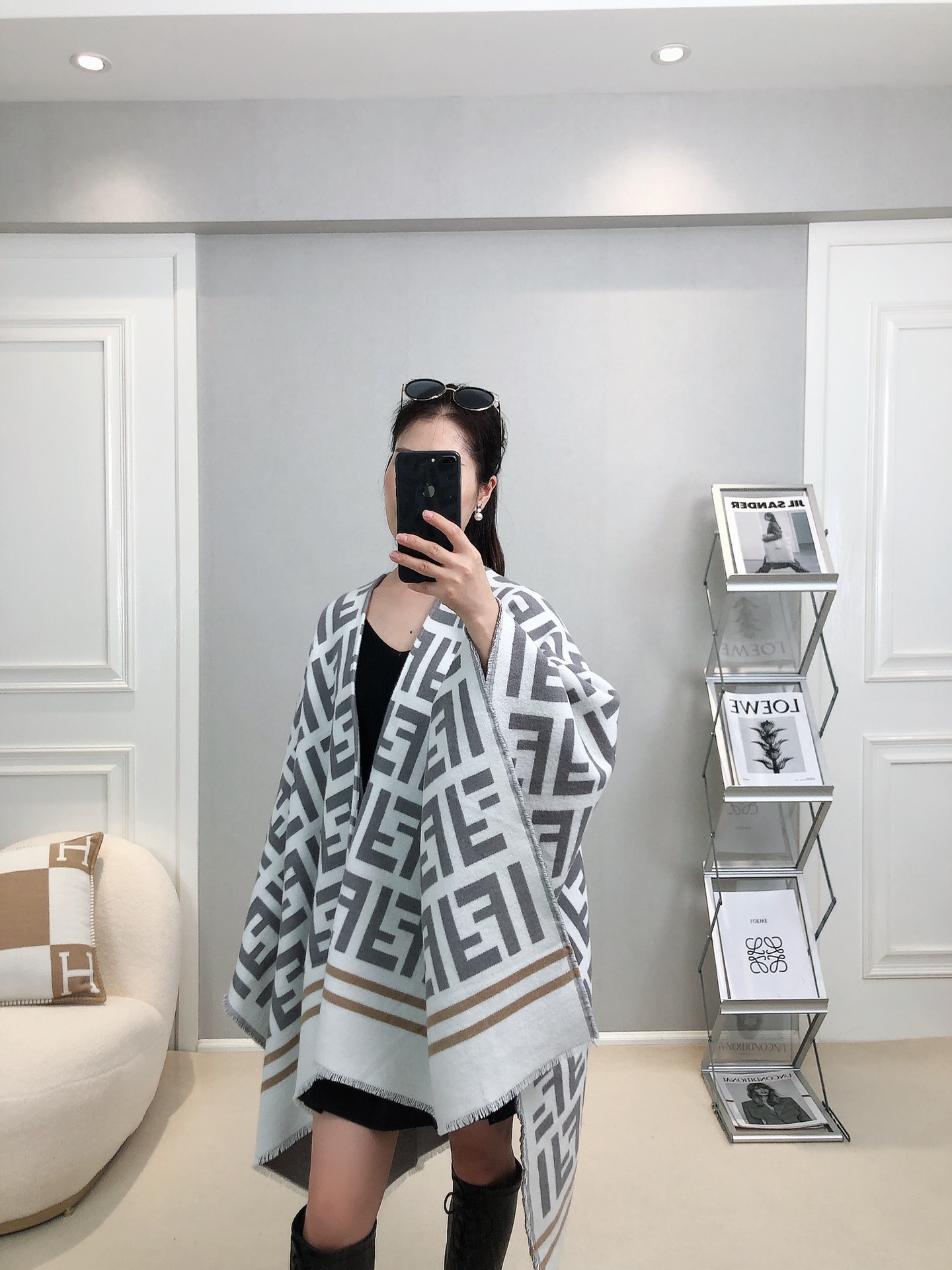 NO:603290,The Ultimate Edition True Fragrance Series is a must-have for the year] I know you want the best quality!  !  !  This Fendi shawl is really the most popular poncho on the Internet!  !  Our ultimate version puts 10,000 hearts into your heart!  !  !  KO the exclusive DG-level quality of all versions on the market!  Wait for the next popular science post!  [Comprehensive analysis from item number information, color, hemming, fabric, FF font, etc.!  】Teach everyone how to identify good products!  This cloak is really the favorite of ladies. Simply wear this cloak underneath, pair it with boots and a bag, and it’s a perfect outfit for a lady!  !  Rich, beautiful and tasteful!  !  This cape looks great in real life, it looks great with any outfit, it makes your legs look longer and looks fashionable!  !  !  !  Don’t be picky, everyone can be stylish!  The highest-end quality that no one else has, is subject to everyone's inspection. It would be a loss if you don't accept this cloak!  High-end entities sell very well!  !  Size specification: cm*CM limited edition single color. Ordinary scarf, ordinary scarf, fendi, boots, shawls19860909批终极版真香系列必入年度必入】我知道你们要的是最好的品质！！！这款Fendi披肩真的是全网最火斗篷！！我们的终极版本放一万个心入！！！KO掉所有市面版本的独家DG级品质！等下来个科普贴！【从货号信息,颜色,锁边,面料,FF字体等进行全面剖析！】教大家怎么识别好货！这款斗篷真心是贵妇们的最爱,简单内搭披上这个斗篷,配个靴拎个包,妥妥的贵妇穿搭！！有钱有颜有品味！！这款斗篷实物真人随便搭都好看,非常显腿长,显时髦感的！！！！不挑人,人人人人都可以驾驭得时髦感！别家没有的最高端品质,接受所有人的检验,这件斗篷不收是损失！高端实体卖的非常好！！尺寸规格:cm*CM 限量单色.普通围巾,普通围巾,fendi,boots,shawls,scarf