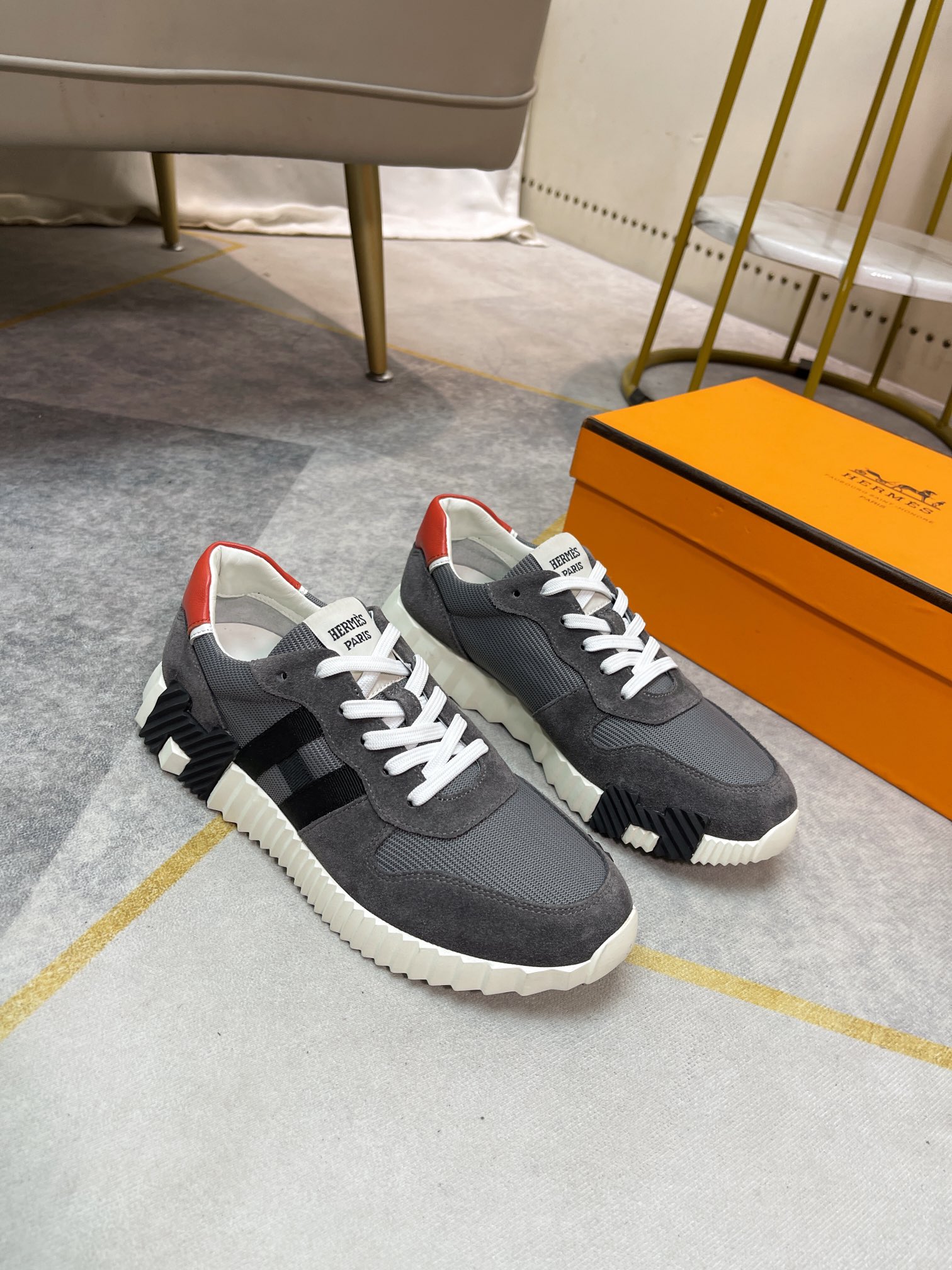 K5 。 Hermes  爱马仕 休闲男士板鞋，高端男士运动鞋，鞋面细腻磨砂牛皮，简约大气配色，水染牛皮内衬、原版组合大底精美高档包装。