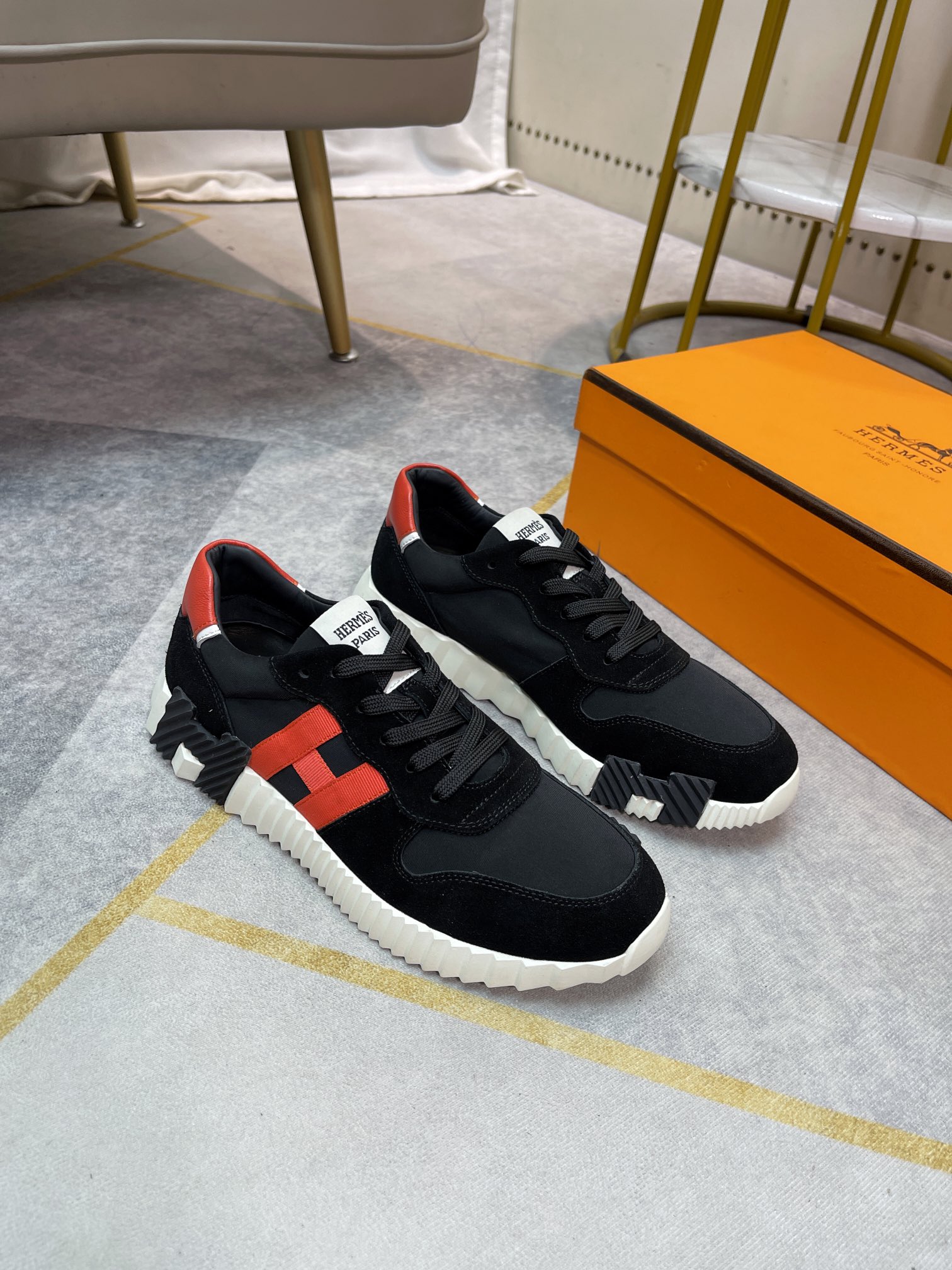 K5 。 Hermes  爱马仕 休闲男士板鞋，高端男士运动鞋，鞋面细腻磨砂牛皮，简约大气配色，水染牛皮内衬、原版组合大底精美高档包装。