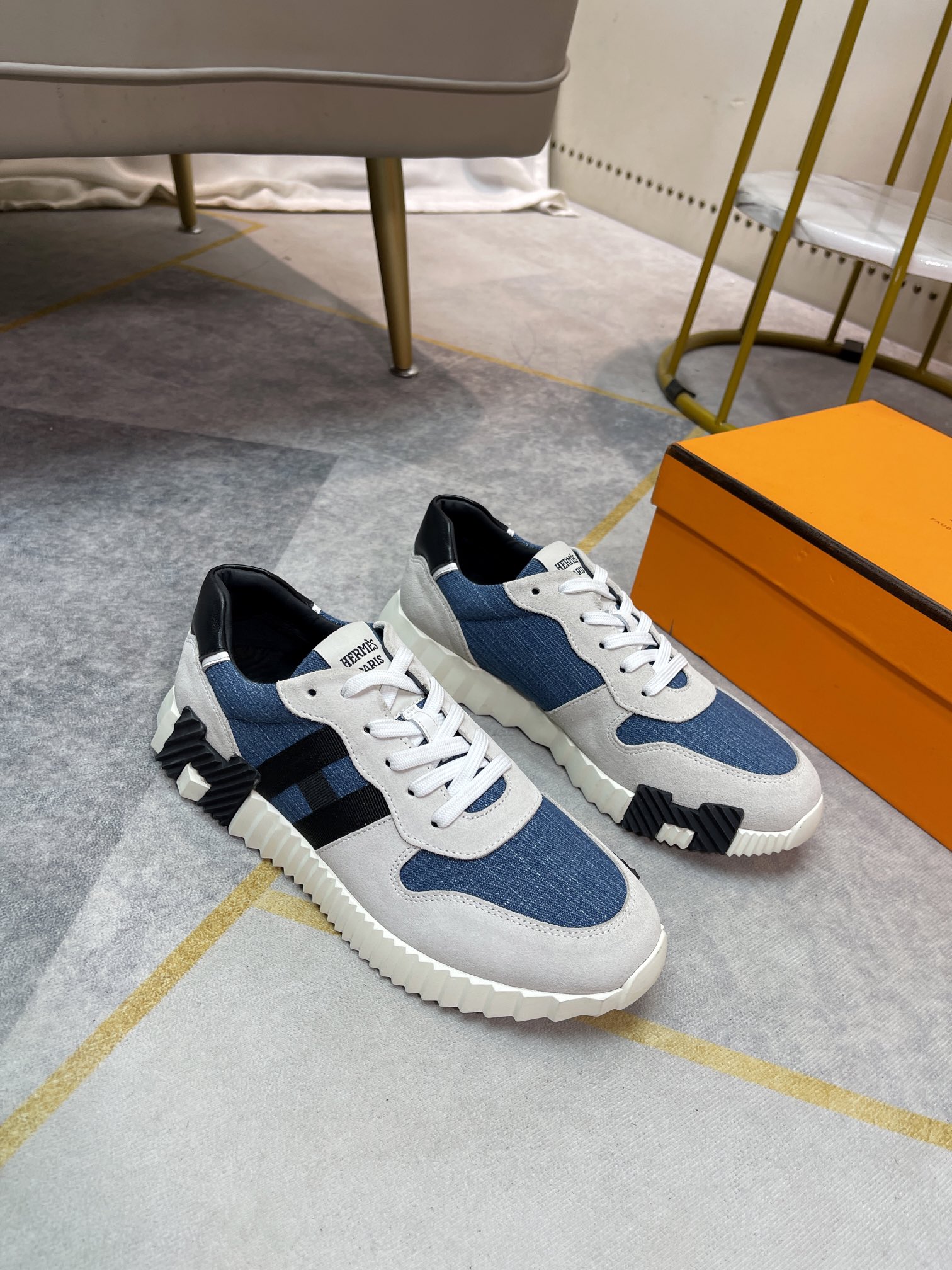 K5 。 Hermes  爱马仕 休闲男士板鞋，高端男士运动鞋，鞋面细腻磨砂牛皮，简约大气配色，水染牛皮内衬、原版组合大底精美高档包装。