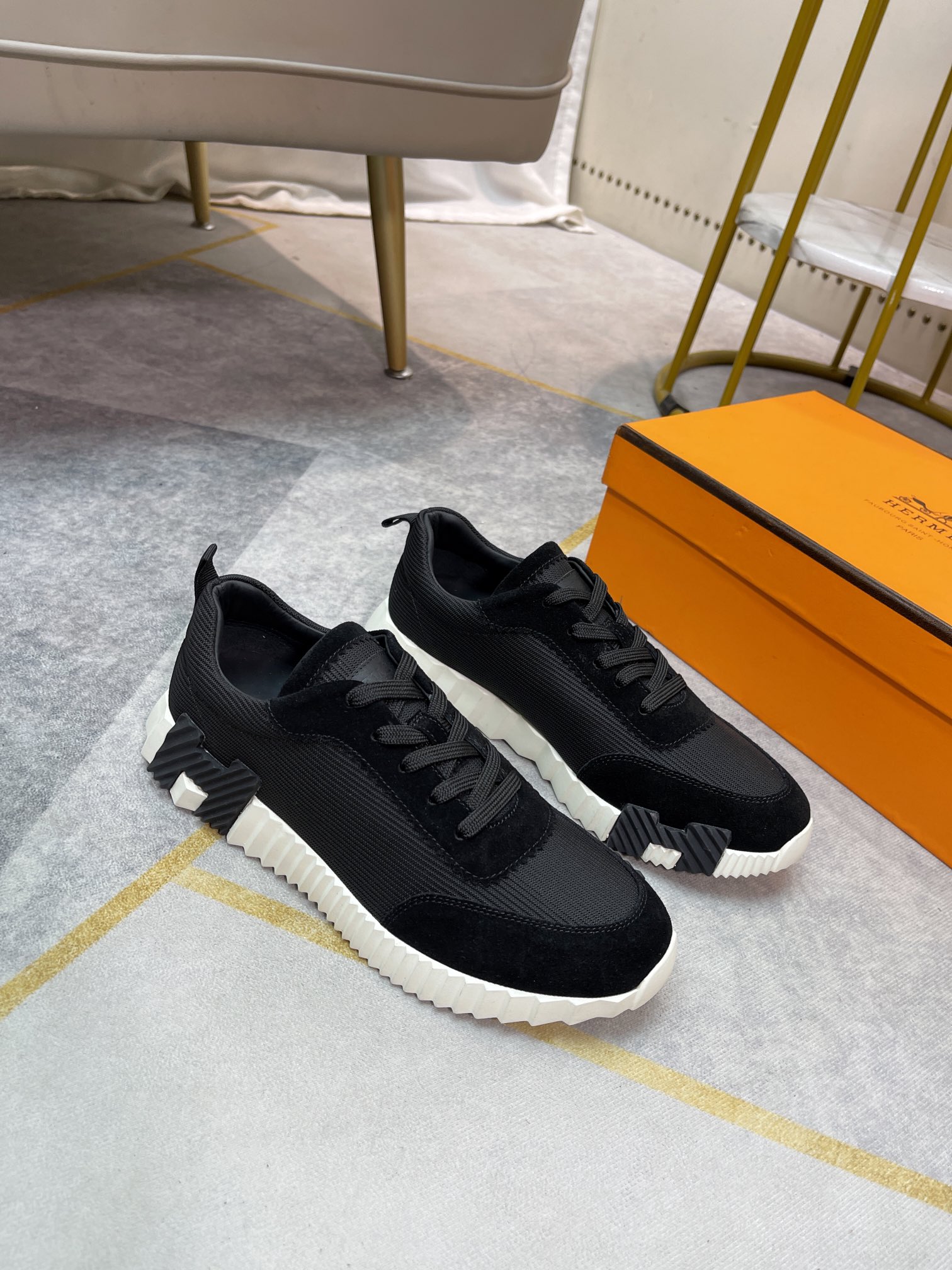 K5 。 Hermes  爱马仕 休闲男士板鞋，高端男士运动鞋，鞋面细腻磨砂牛皮，简约大气配色，水染牛皮内衬、原版组合大底精美高档包装。