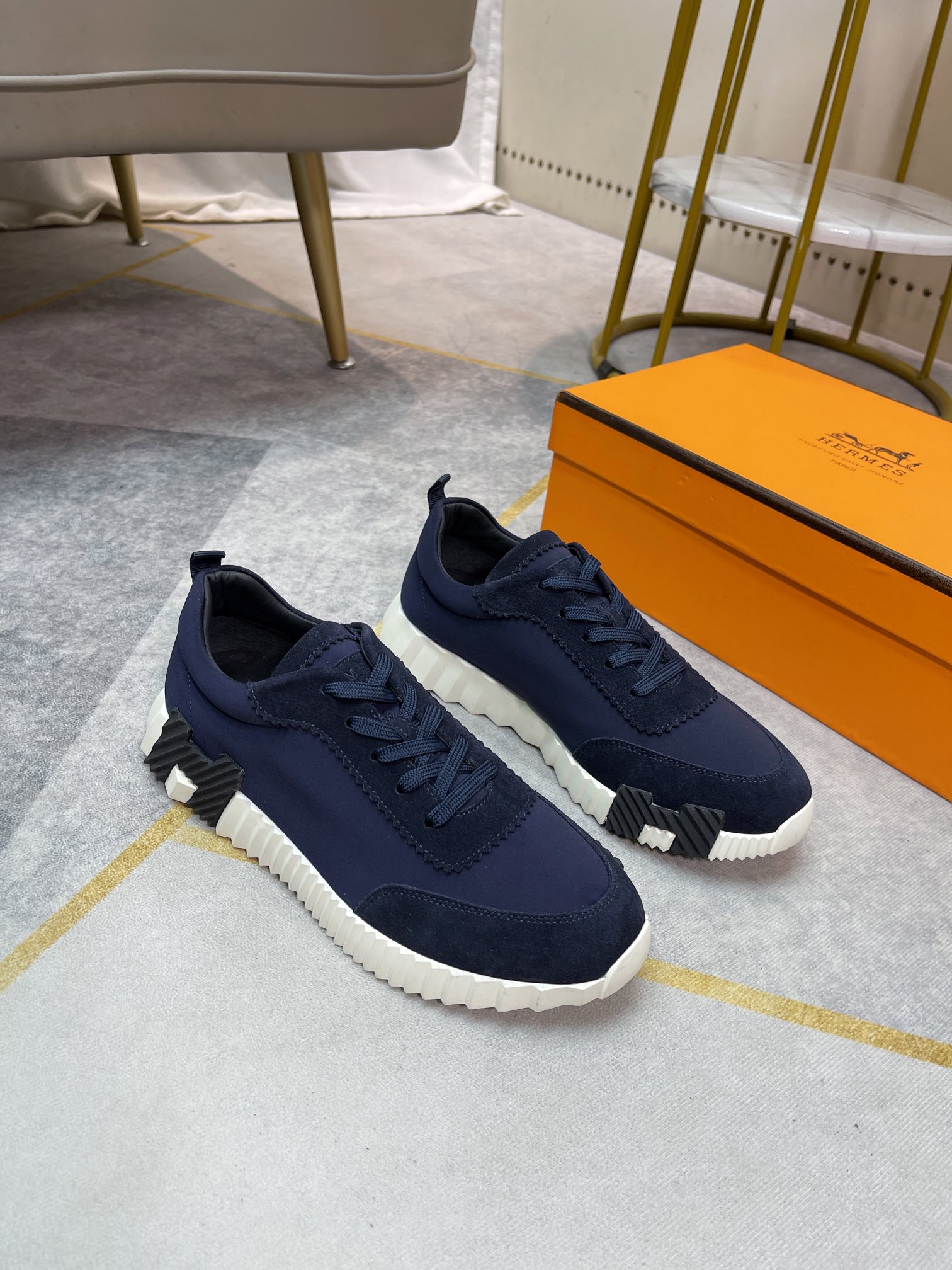 K5 。 Hermes  爱马仕 休闲男士板鞋，高端男士运动鞋，鞋面细腻磨砂牛皮，简约大气配色，水染牛皮内衬、原版组合大底精美高档包装。