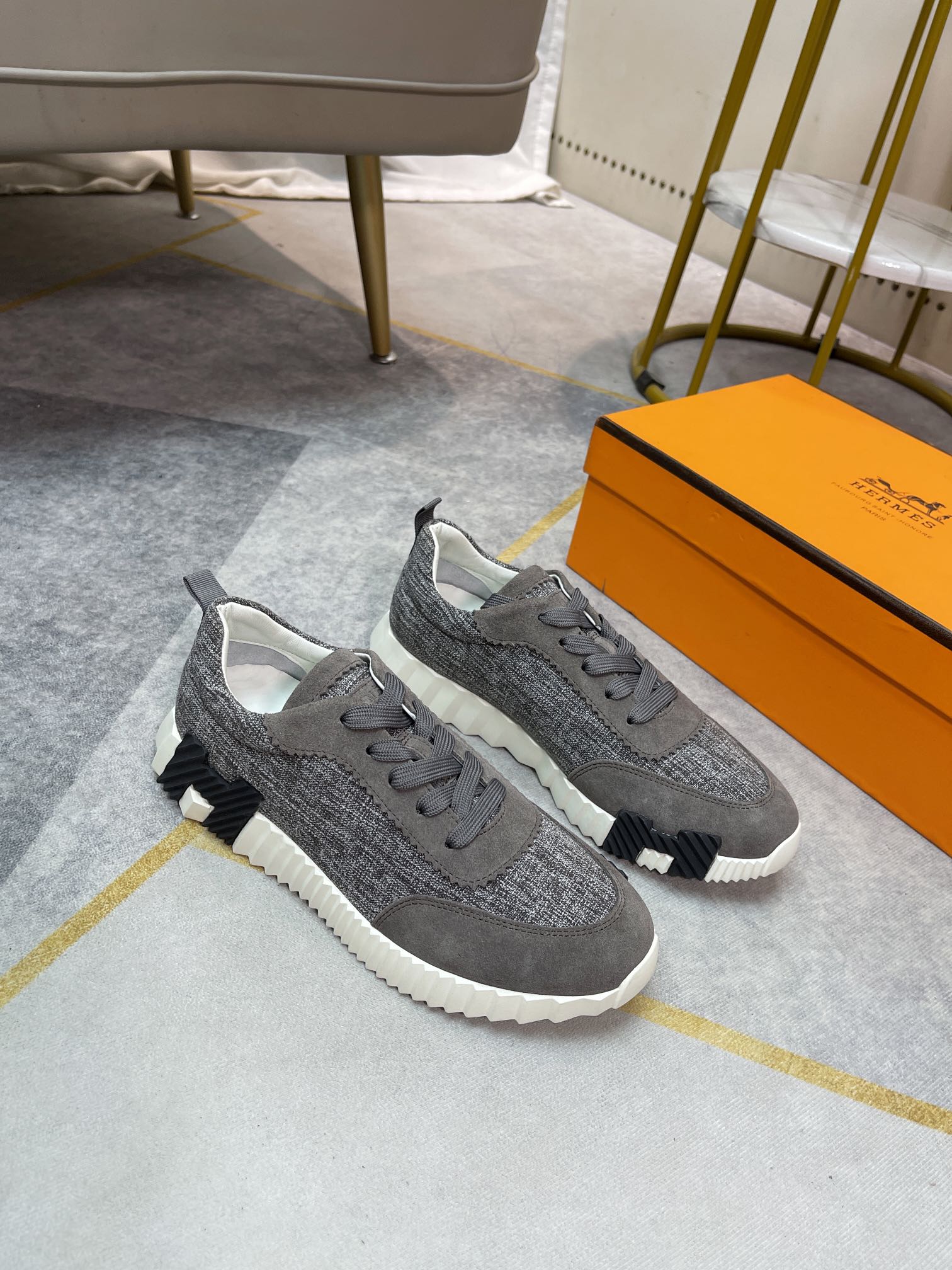 K5 。 Hermes  爱马仕 休闲男士板鞋，高端男士运动鞋，鞋面细腻磨砂牛皮，简约大气配色，水染牛皮内衬、原版组合大底精美高档包装。