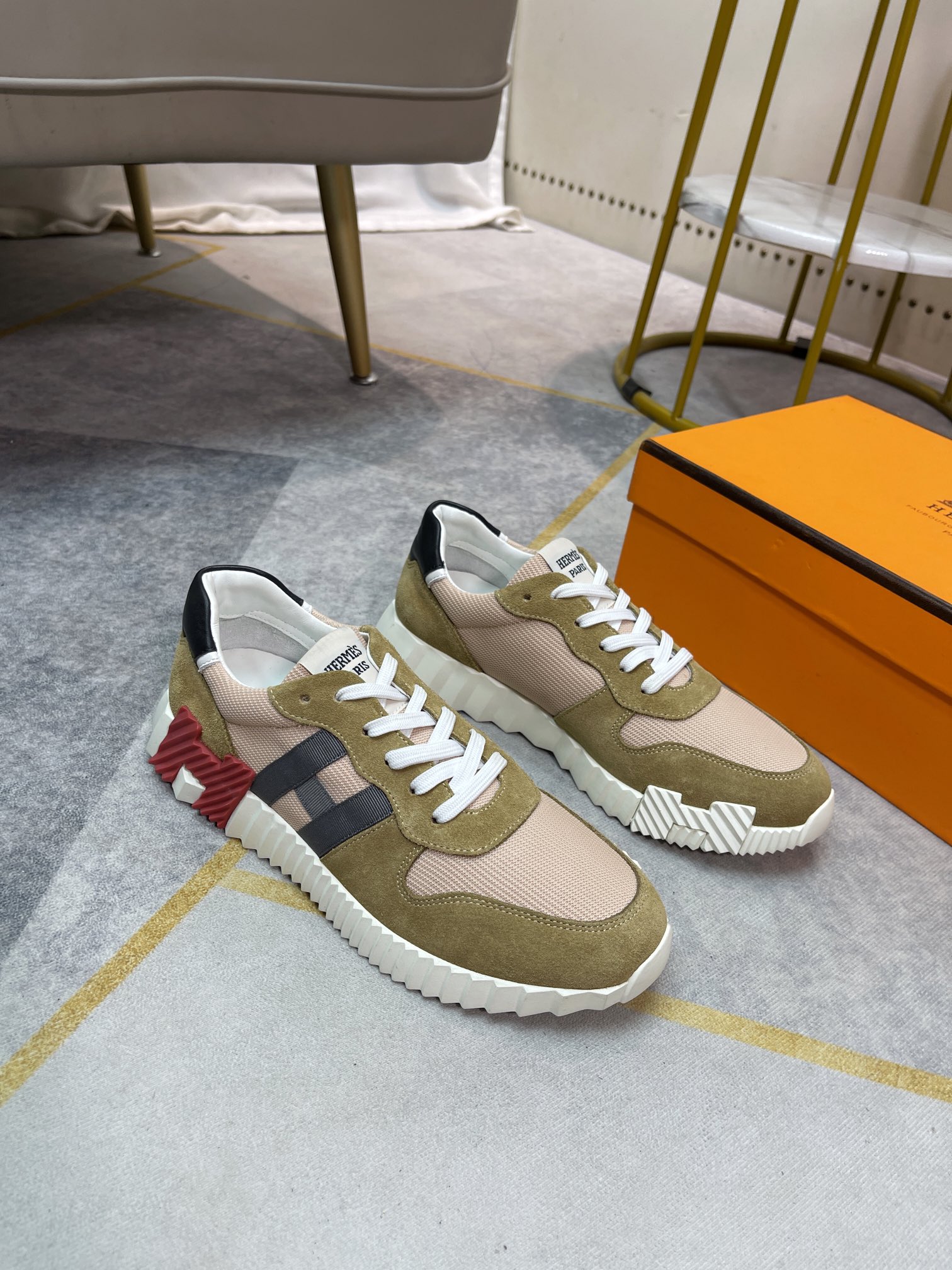 K5 。 Hermes  爱马仕 休闲男士板鞋，高端男士运动鞋，鞋面细腻磨砂牛皮，简约大气配色，水染牛皮内衬、原版组合大底精美高档包装。