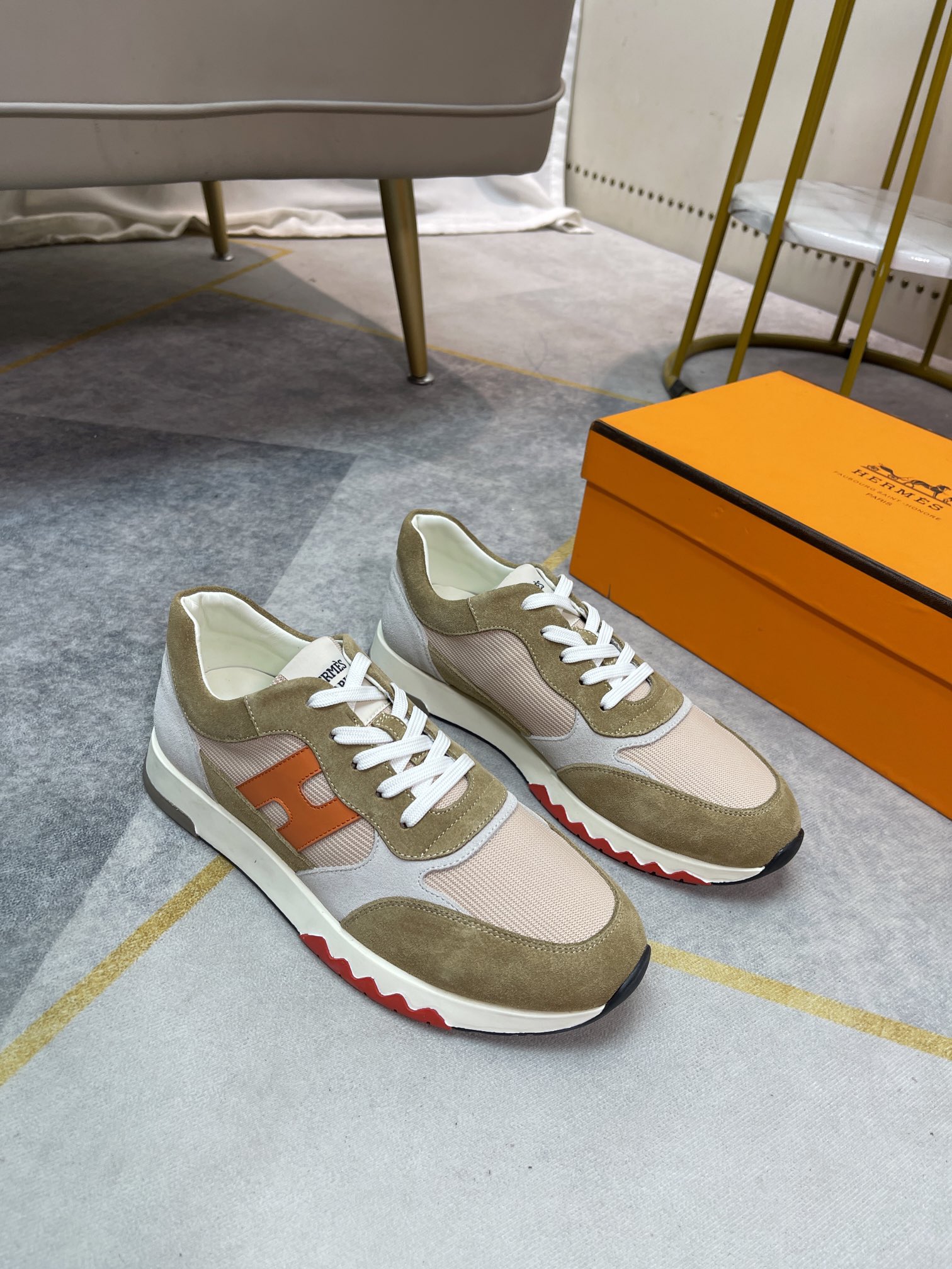 K5 。 Hermes  爱马仕 休闲男士板鞋，高端男士运动鞋，鞋面细腻磨砂牛皮，简约大气配色，水染牛皮内衬、原版组合大底精美高档包装。