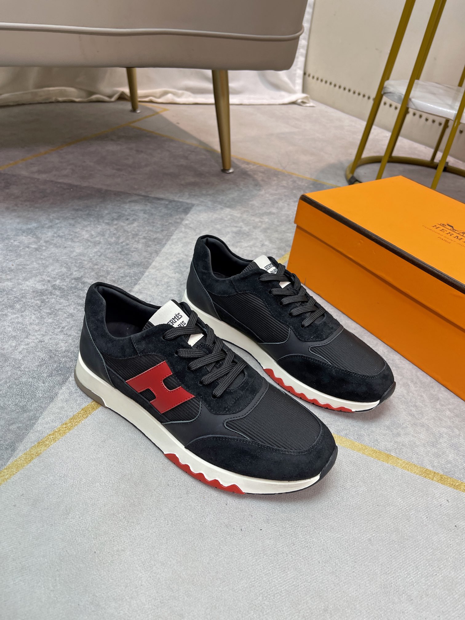 K5 。 Hermes  爱马仕 休闲男士板鞋，高端男士运动鞋，鞋面细腻磨砂牛皮，简约大气配色，水染牛皮内衬、原版组合大底精美高档包装。