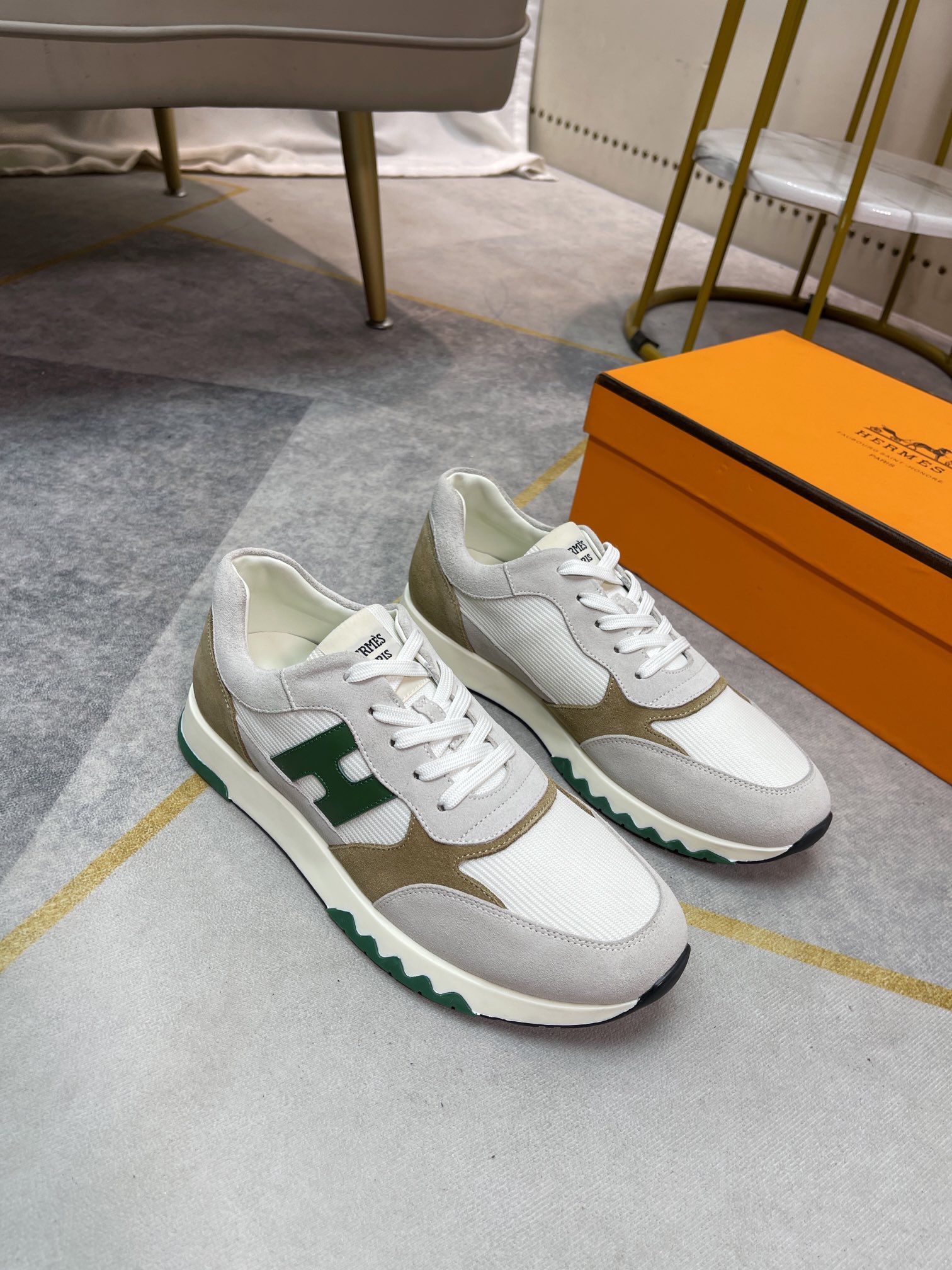 K5 。 Hermes  爱马仕 休闲男士板鞋，高端男士运动鞋，鞋面细腻磨砂牛皮，简约大气配色，水染牛皮内衬、原版组合大底精美高档包装。