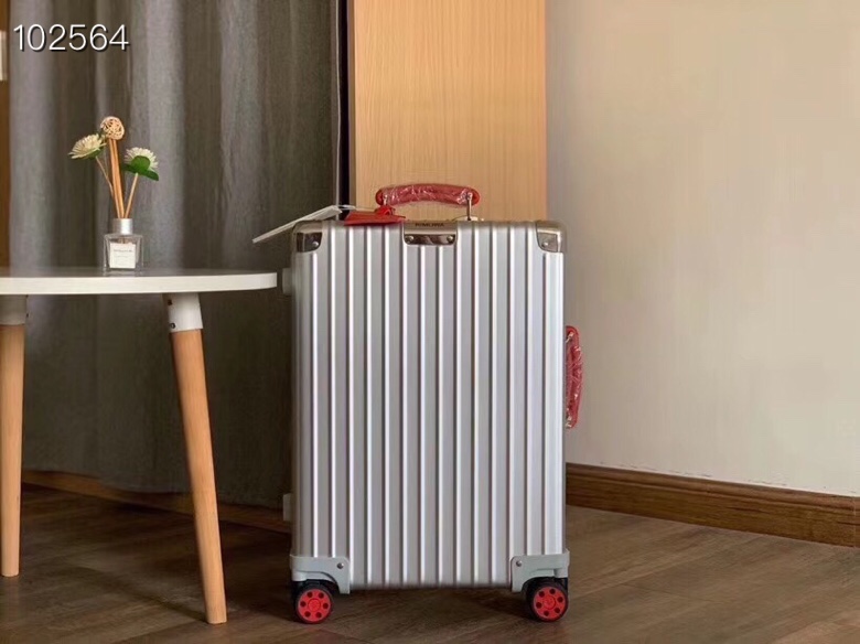 NO:336581,The entire network has the exclusive lead in shipping all-aluminum alloy 972 color handles. The latest and multiple colors of the counter can be ordered at will. You will never be able to match the model again. 〖〗 Rimowa counter new style, colored leather handles, paired tags, bounce lever, international customs lock, imported universal wheel, no longer afraid of contrasting colors with others at the airport. Size 20-26-29 inches, color silver,19860909全网独家领先出货全铝合金972彩色手把 专柜最新多种颜色下单任意选择一套搭配 再也不会撞款啦〖日〗Rimowa 专柜新款,彩色皮质把手, 对版吊牌,弹跳拉杆,国际海关锁,进口万向轮, 再也不怕在机场和别人撞色. 尺寸20-26-29寸 颜色银色,,luggage