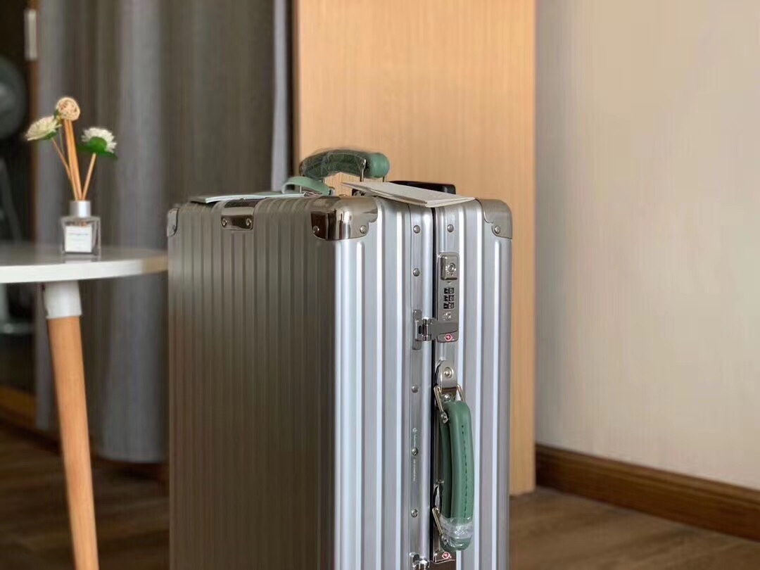 NO:270019,The entire network has the exclusive lead in shipping all-aluminum alloy 972 color handles. The latest and multiple colors of the counter can be ordered at will. You will never be able to match the model again. 〖〗 Rimowa counter new style, colored leather handles, paired tags, bounce lever, international customs lock, imported universal wheel, no longer afraid of contrasting colors with others at the airport. Size 20-26-29 inches, color silver,19860909全网独家领先出货全铝合金972彩色手把 专柜最新多种颜色下单任意选择一套搭配 再也不会撞款啦〖日〗Rimowa 专柜新款,彩色皮质把手, 对版吊牌,弹跳拉杆,国际海关锁,进口万向轮, 再也不怕在机场和别人撞色. 尺寸20-26-29寸 颜色银色,,luggage