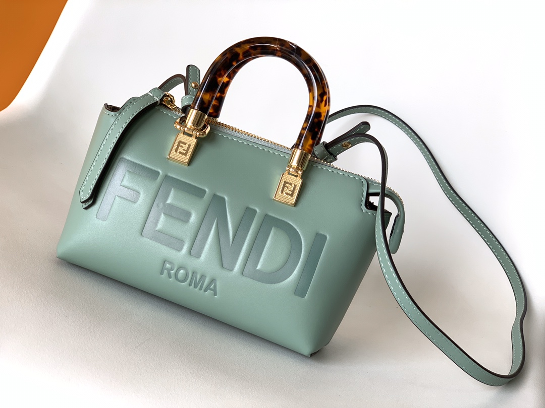 FendMiniByTheWay迷你包,小牛皮款质感非常好玳瑁手柄很洋气包包虽小但容量极好8067Siz