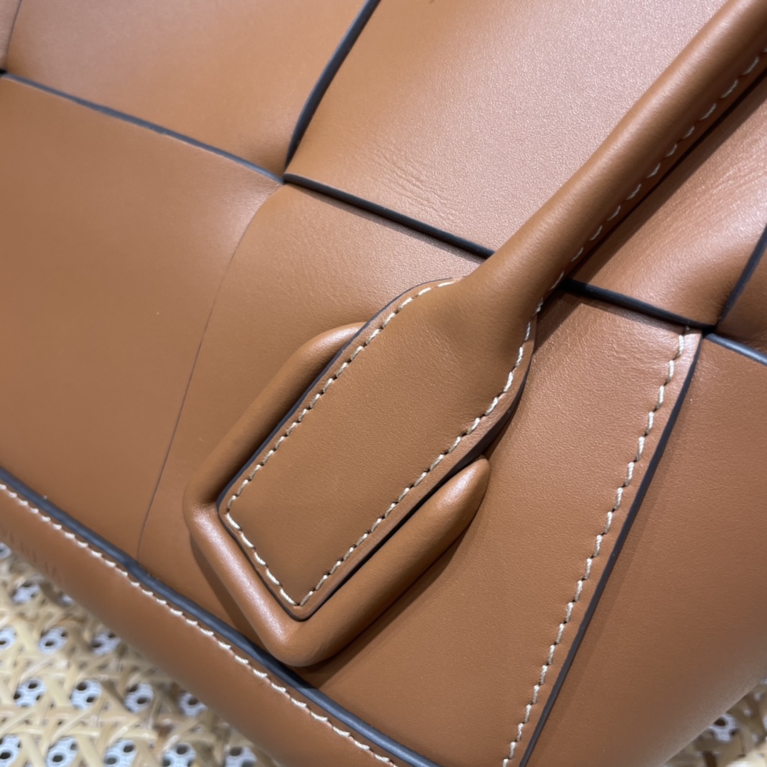 Bottega Veneta The Arco 33 BAG 575943焦糖色