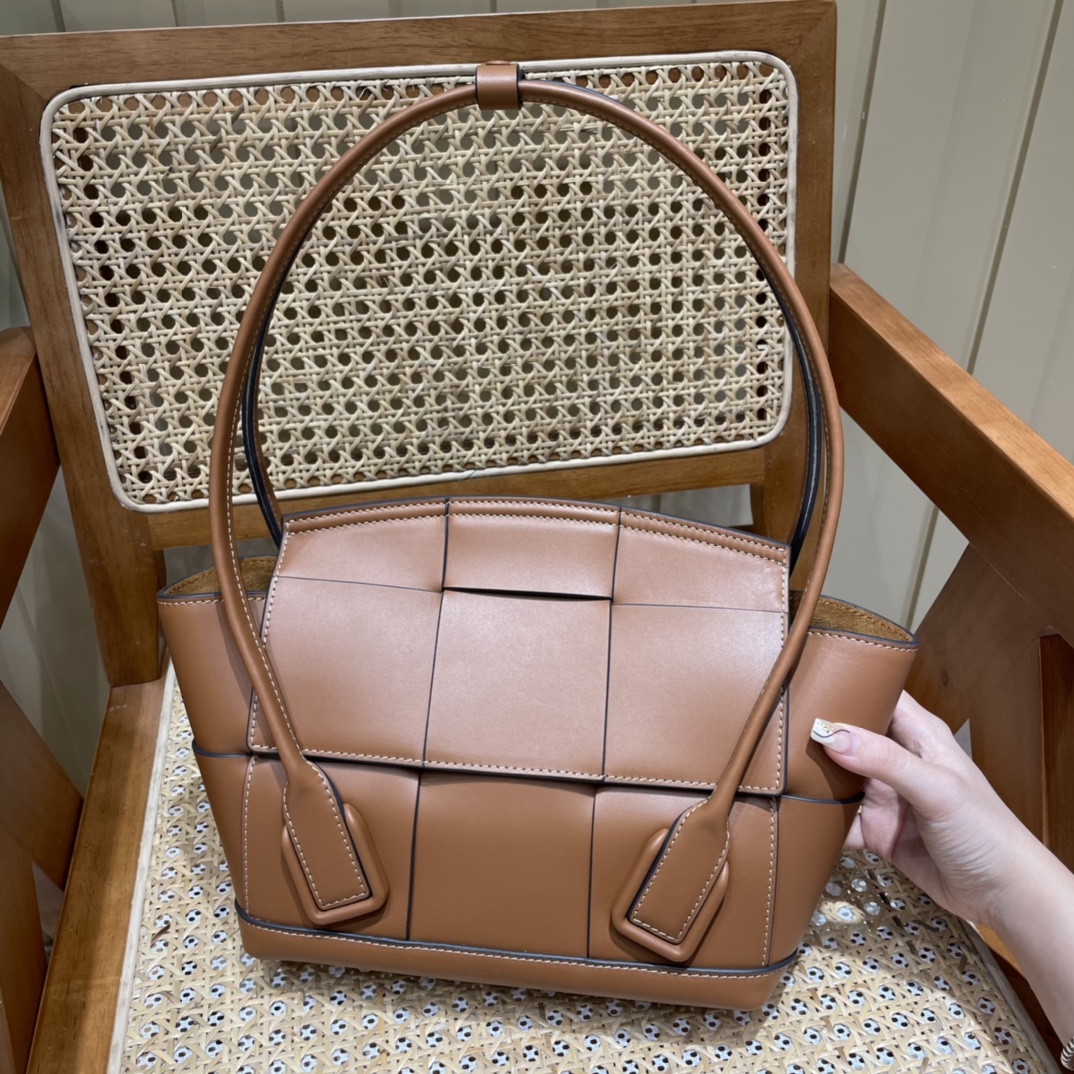 Bottega Veneta The Arco 33 BAG 575943焦糖色
