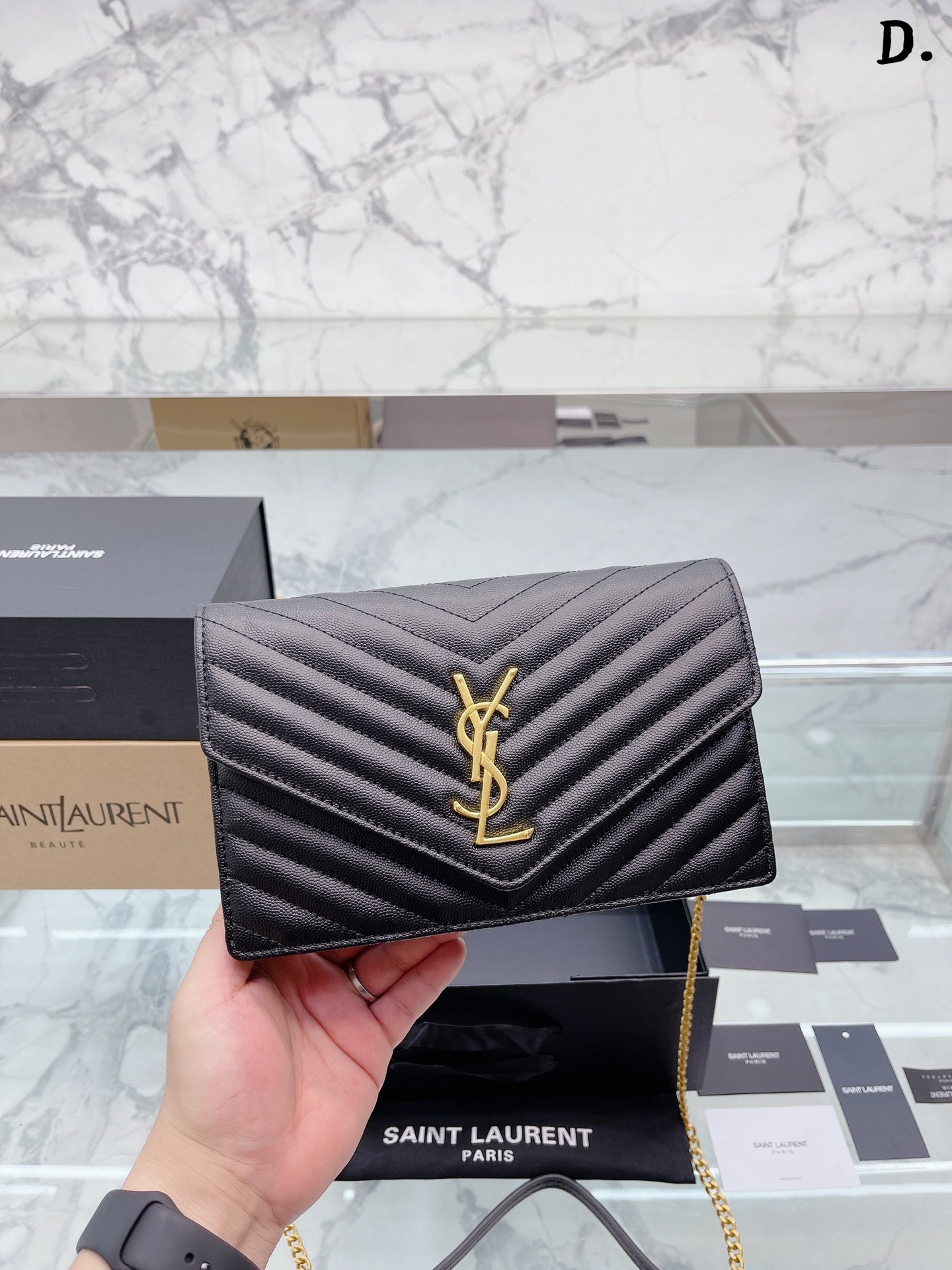 J5  Saint Laurent 圣罗兰 YSL  WOC链条包信封包 Saint Laurent 圣罗兰 家当之无愧的入门经典款 超级耐燥这个皮质真的是我最爱的皮质之一不怕刮牛皮的纹理也有质感 相比金链我更喜欢链非常耐看 链条收包里可以完美当成手包一包两用简直赚到啦 作为一个超大卡包不是很能装是肯定的不能装太厚的东西出门带几张卡带个口红粉饼是没问题的23 13 cm 配折叠盒