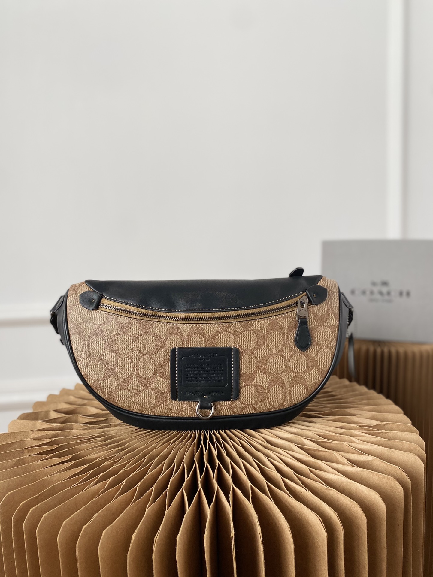 J0  Coach 蔻驰   Rivington 腰包 男女通用胸包 斜挎包 经典Logo搭配原厂工艺材质 休闲百搭 采用精湛镶嵌细工，实物拍摄 原厂原版面料 配送小票 礼盒防尘袋 36 x 18 cm。