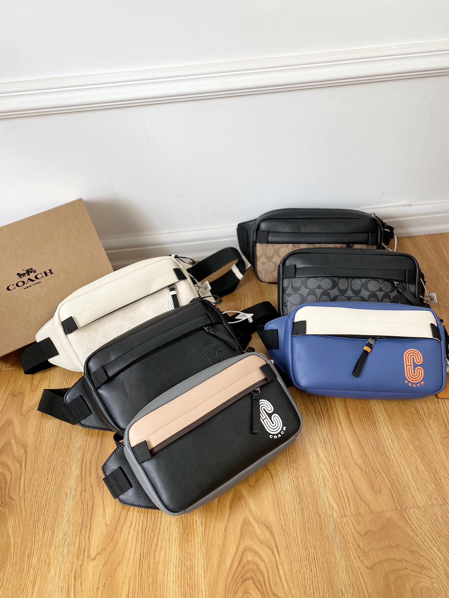 J5  Coach 蔻驰   Edge 拼色腰包 男士斜挎包 胸包 经典Logo搭配原厂工艺材质 休闲百搭 采用精湛镶嵌细工，实物拍摄 原厂原版面料 配送小票 防尘袋 折叠礼盒 15 x 26 cm。
