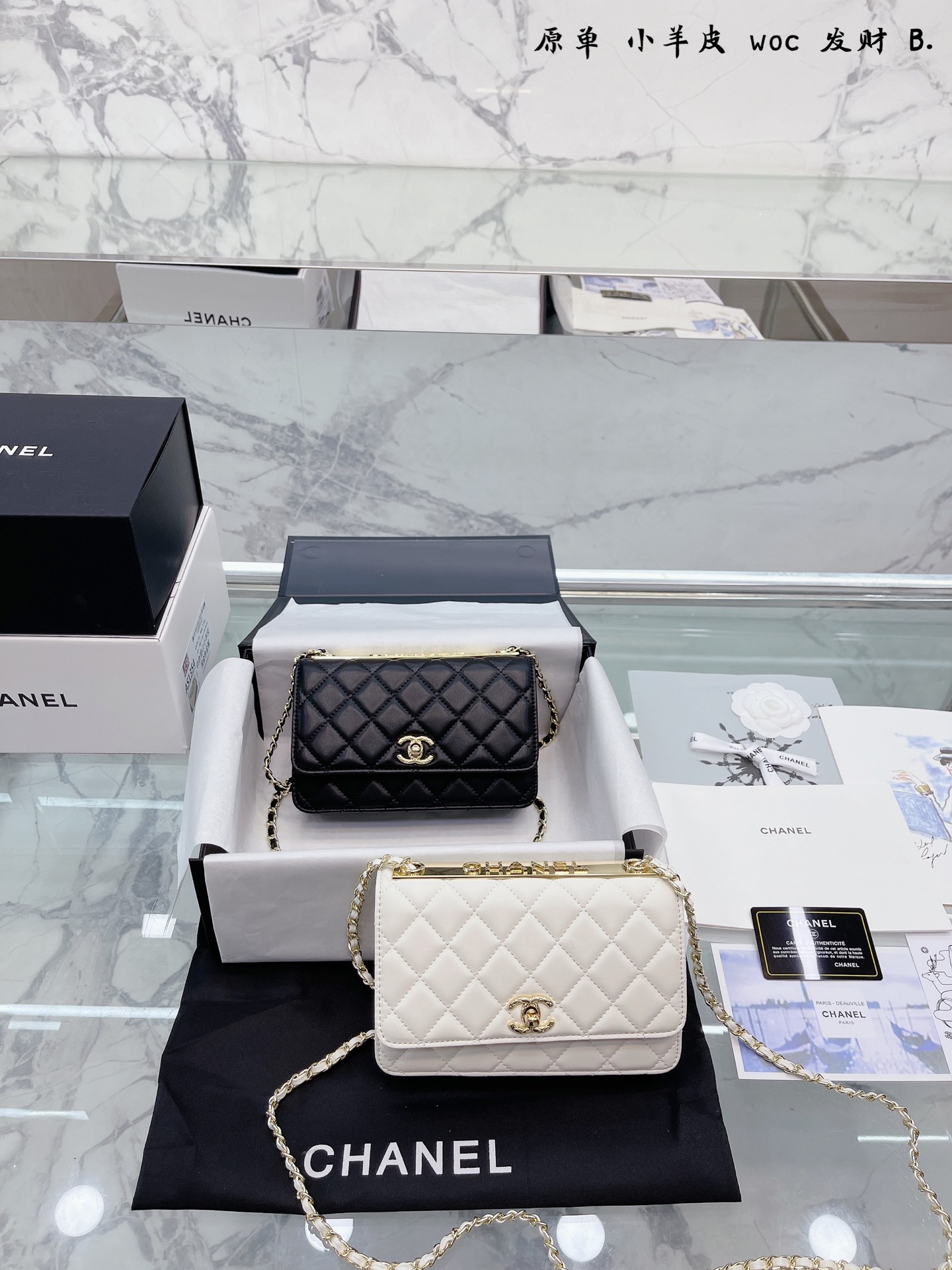 J5 原单小羊皮 “chanel 19 Trendy Woc 发财包 ”  免税店包装飞机盒 “全套折叠礼盒包装” 小香牛皮最近好多明星都在背Chanel 19 这款包是由老佛爷Karl Lagerfeld和Chanel现任创意总监Virginie Viard共同创作完成的所以整体造型延续了经典的元素，又多了些特别的小设计。周迅、刘雯、欧阳娜娜、宋茜、娜扎最近都背了这款19。这款全新推出的香奈儿19手袋大家爱吗？尺寸20 13cm