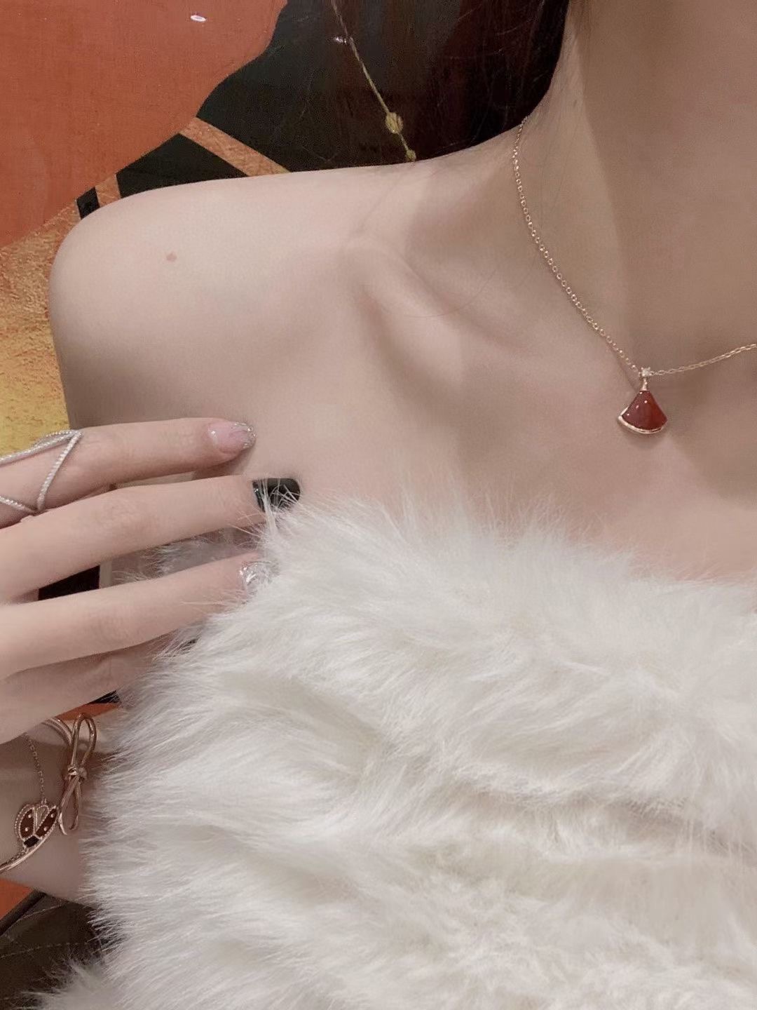 宝格丽 𝐂𝐚𝐫𝐧𝐞𝐥𝐢𝐚𝐧
长裙带排钻/短裙不带钻

神仙显白色 气质成熟女生的象征
本命年的小姐妹完全可以选它