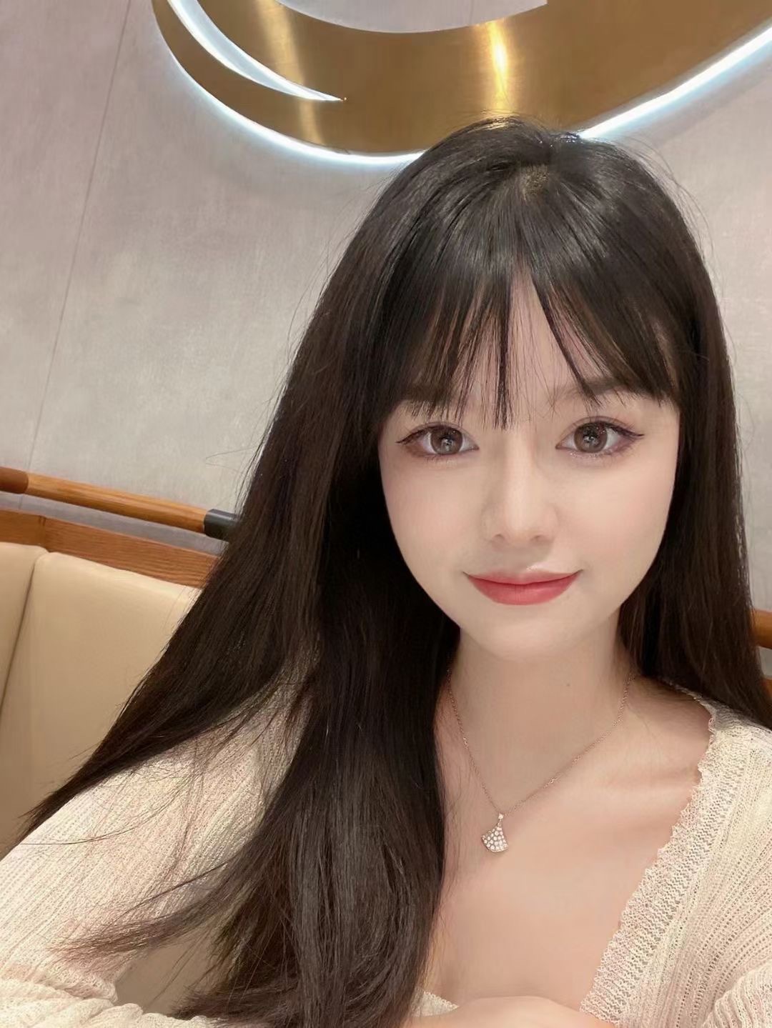 宝格丽 𝐅𝐮𝐥𝐥 𝐝𝐫𝐢𝐥𝐥
满钻金色/满钻银色

直接被顾佳安利专柜断货买不到
貌似国内刚刚调过价了 现在¥74500
Diva的碎钻呈扇形平铺在一起有一种波光粼粼的美感 灯光下五彩斑斓的火彩很美 
超级值得入手