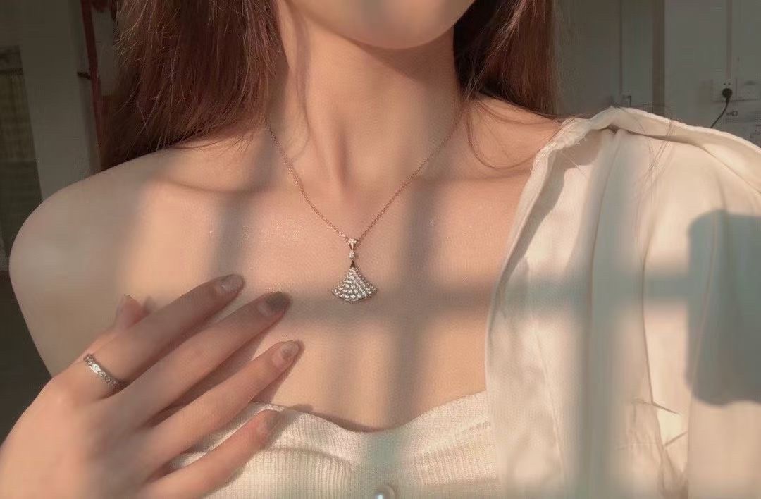 宝格丽 𝐅𝐮𝐥𝐥 𝐝𝐫𝐢𝐥𝐥
满钻金色/满钻银色

直接被顾佳安利专柜断货买不到
貌似国内刚刚调过价了 现在¥74500
Diva的碎钻呈扇形平铺在一起有一种波光粼粼的美感 灯光下五彩斑斓的火彩很美 
超级值得入手